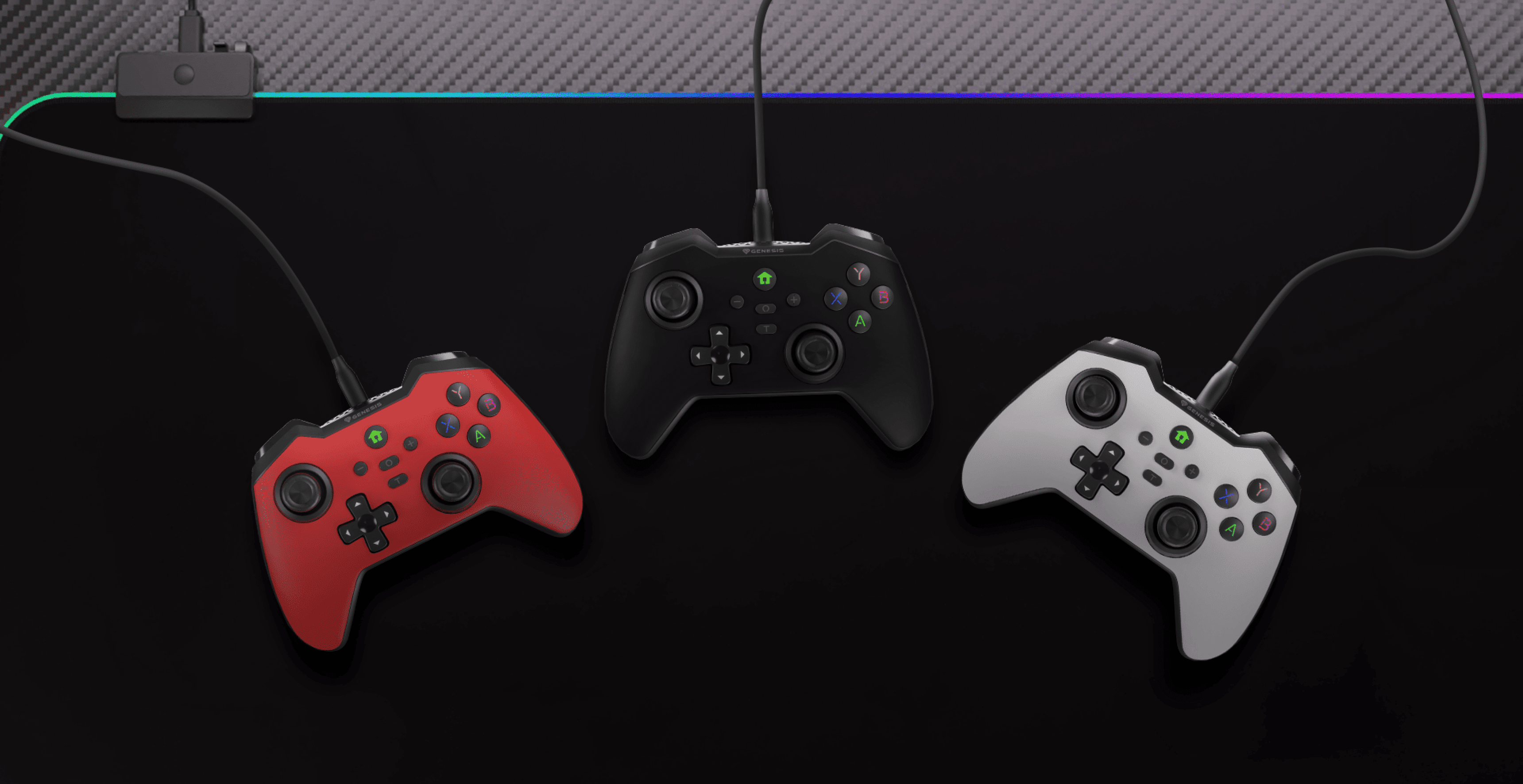 Trzy przewodowe gamepady w kolorach czerwonym, czarnym i białym, przeznaczone do rozgrywki na PC, Switch i urządzeniach mobilnych.