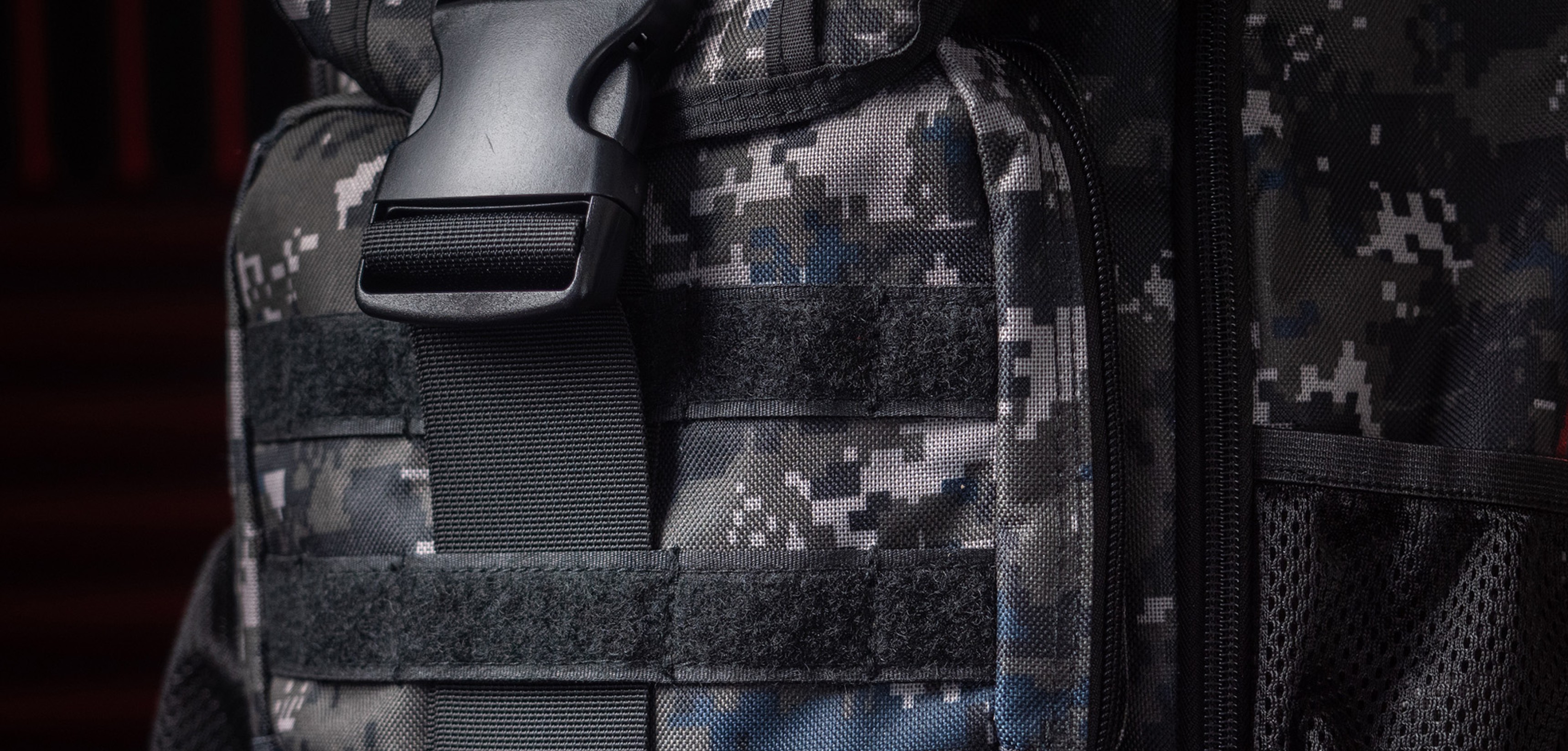 Zbliżenie na plecak na laptopa Genesis Pallad 450 Camo Lite z kamuflażowym wzorem i bezpieczną klamrą