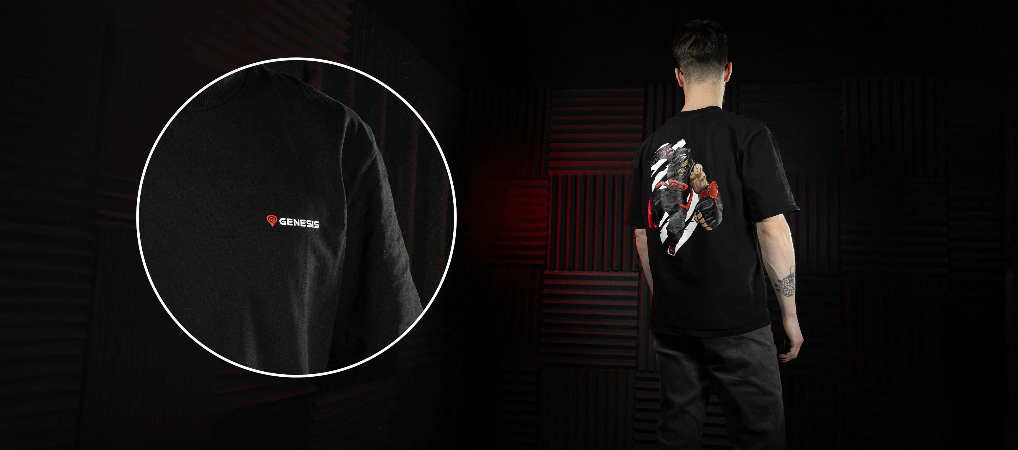 Czarny t-shirt z kolorową grafiką na plecach i małym logo na rękawie.