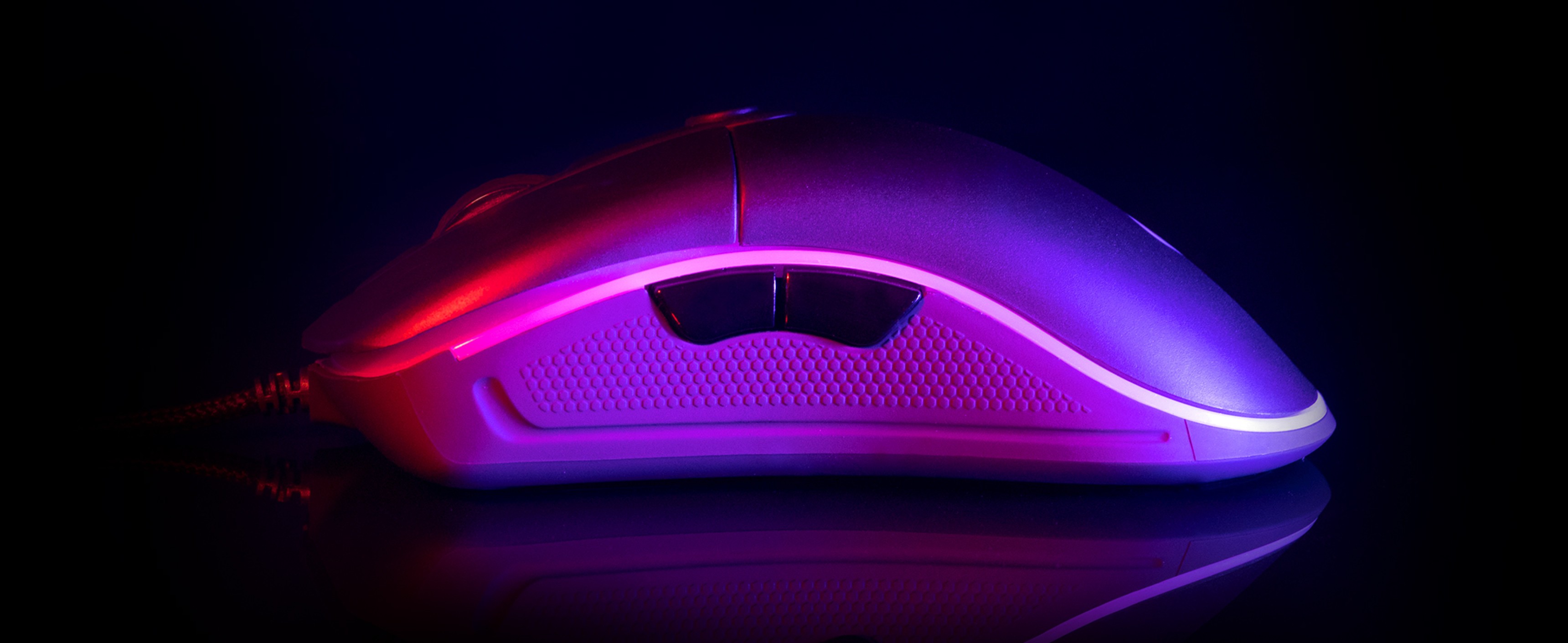 Widok z boku myszy do gier Genesis Krypton 510 z oświetleniem RGB, prezentujący jej elegancki wygląd i możliwości 8000 DPI
