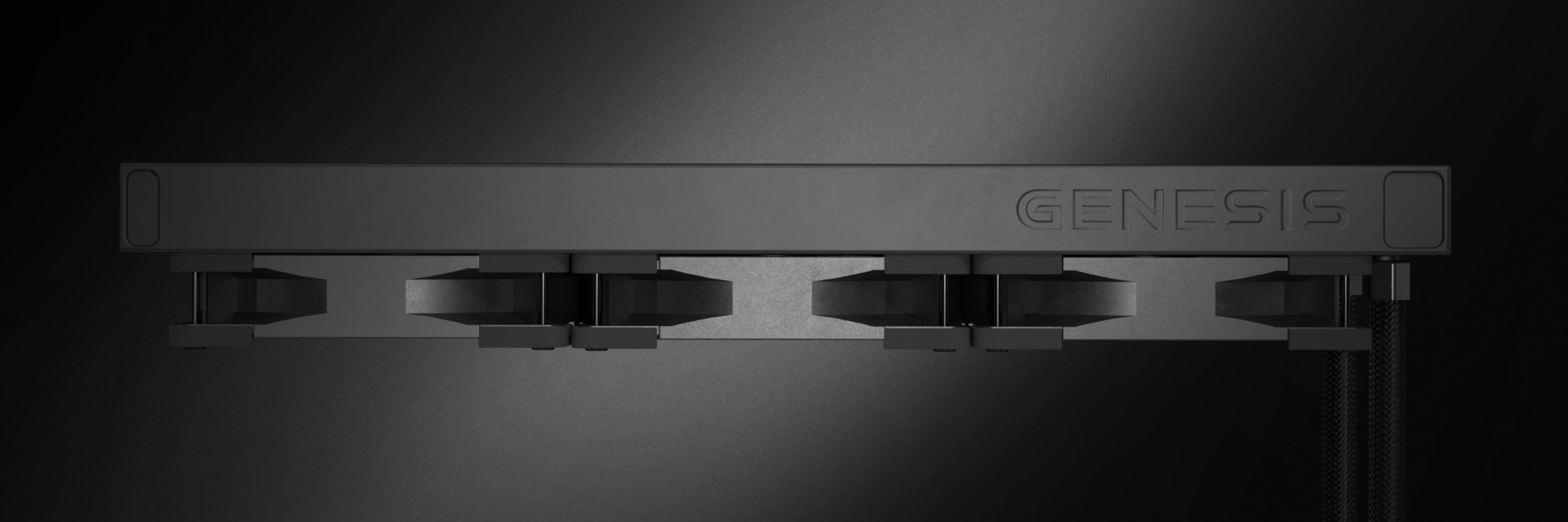 Czarna chłodziarka Genesis Hydria 360 z trzema wentylatorami widocznymi na górze. Elegancki design podkreślony na ciemnym tle
