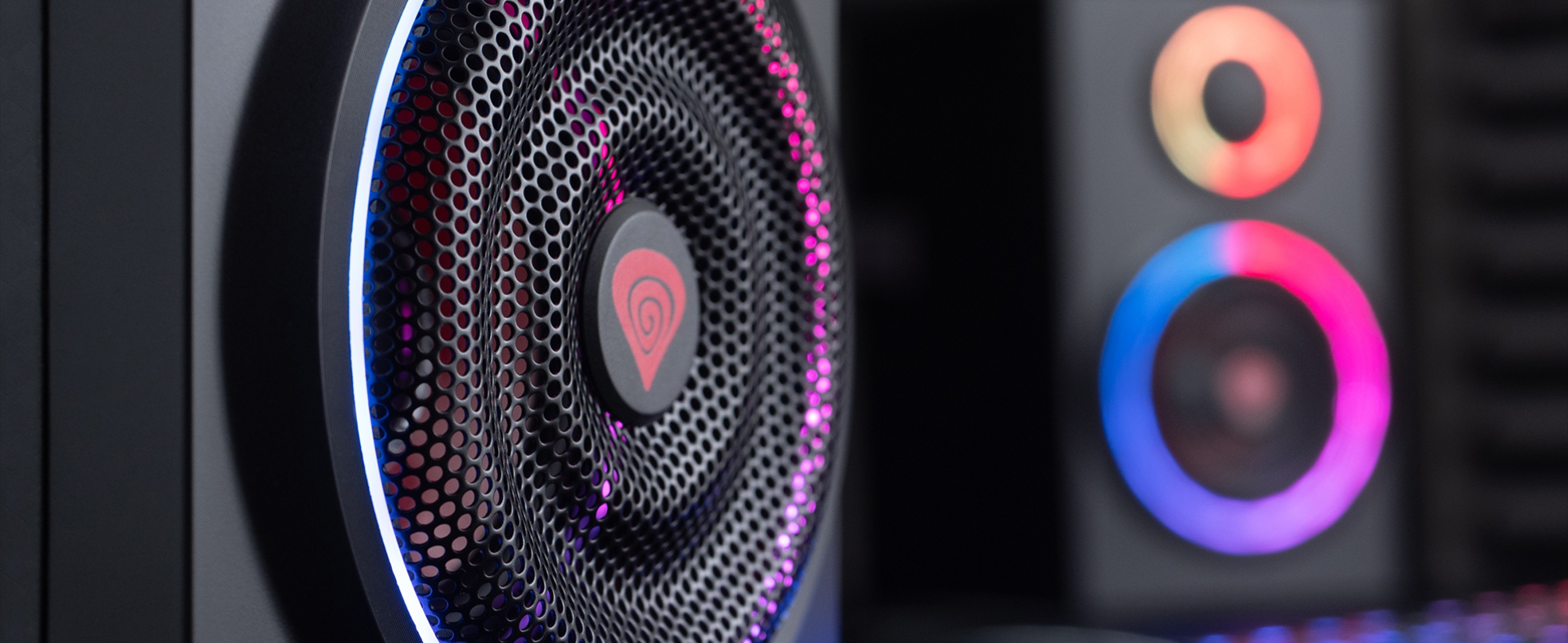 Zbliżenie na głośniki Genesis Helium 300BT 2.0 Bluetooth z akcentami świetlnymi RGB i siatkową maskownicą głośnika
