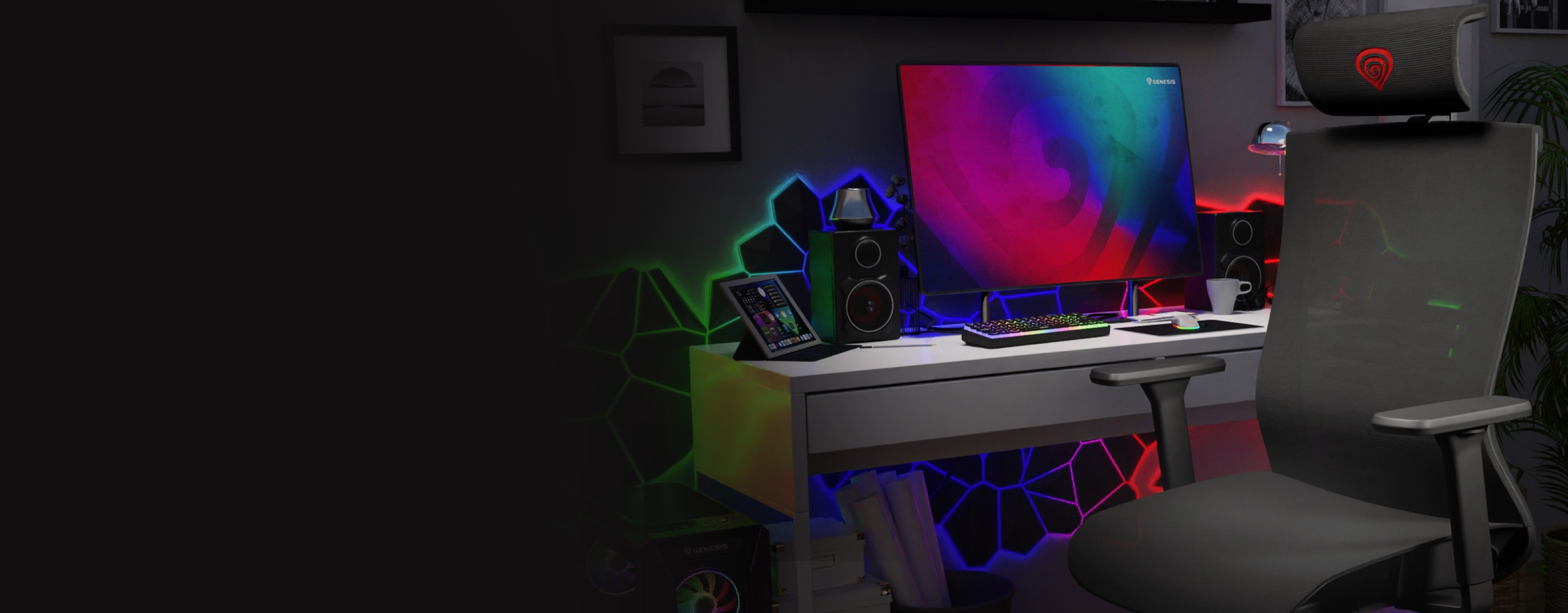Ergonomiczny czarny fotel gamingowy Genesis Astat 700 G2 w kolorowej, nowoczesnej przestrzeni roboczej z monitorem i akcesoriami do gier.