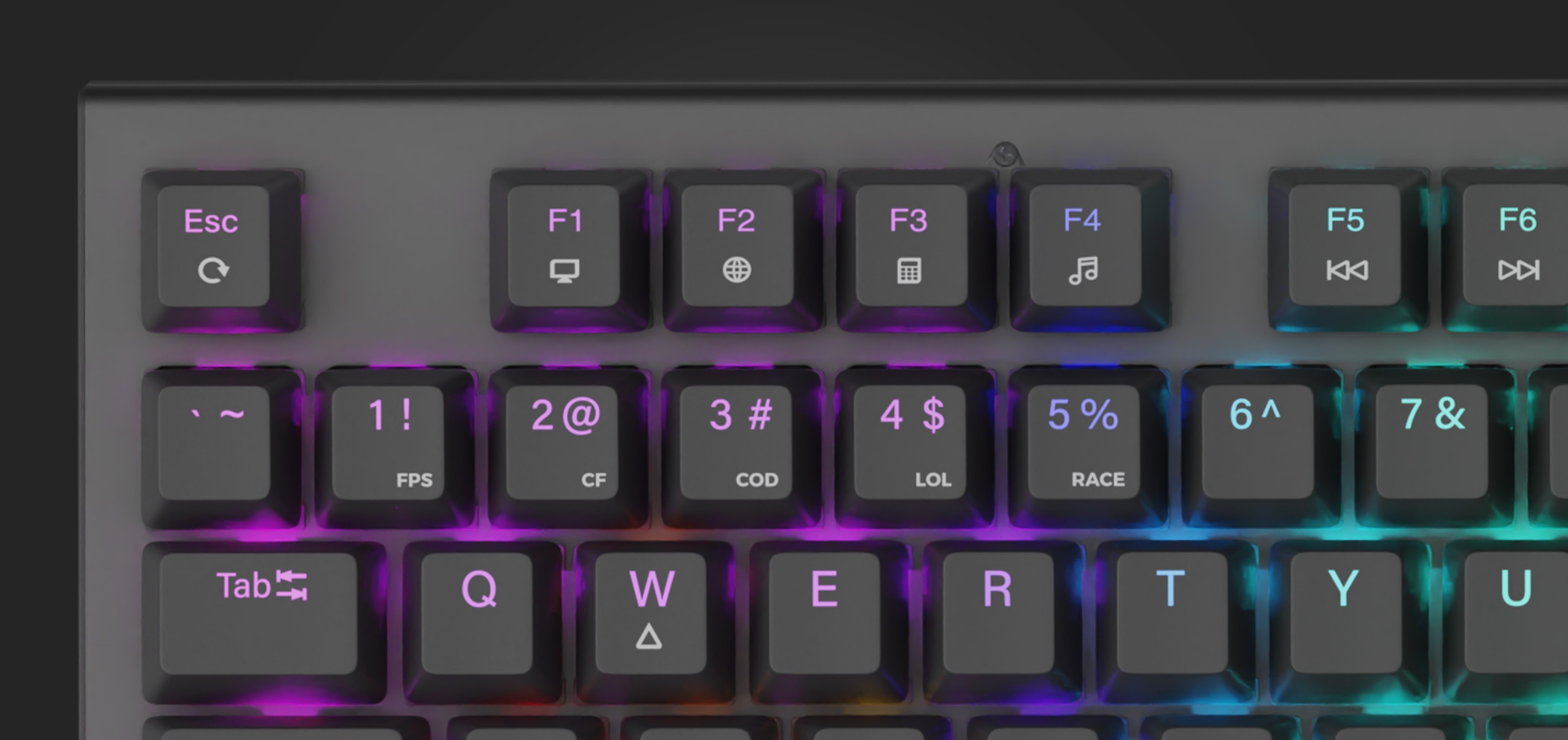 Zbliżenie czarnej mechanicznej klawiatury do gier z podświetleniem RGB i opcjami dostosowywania klawiszy