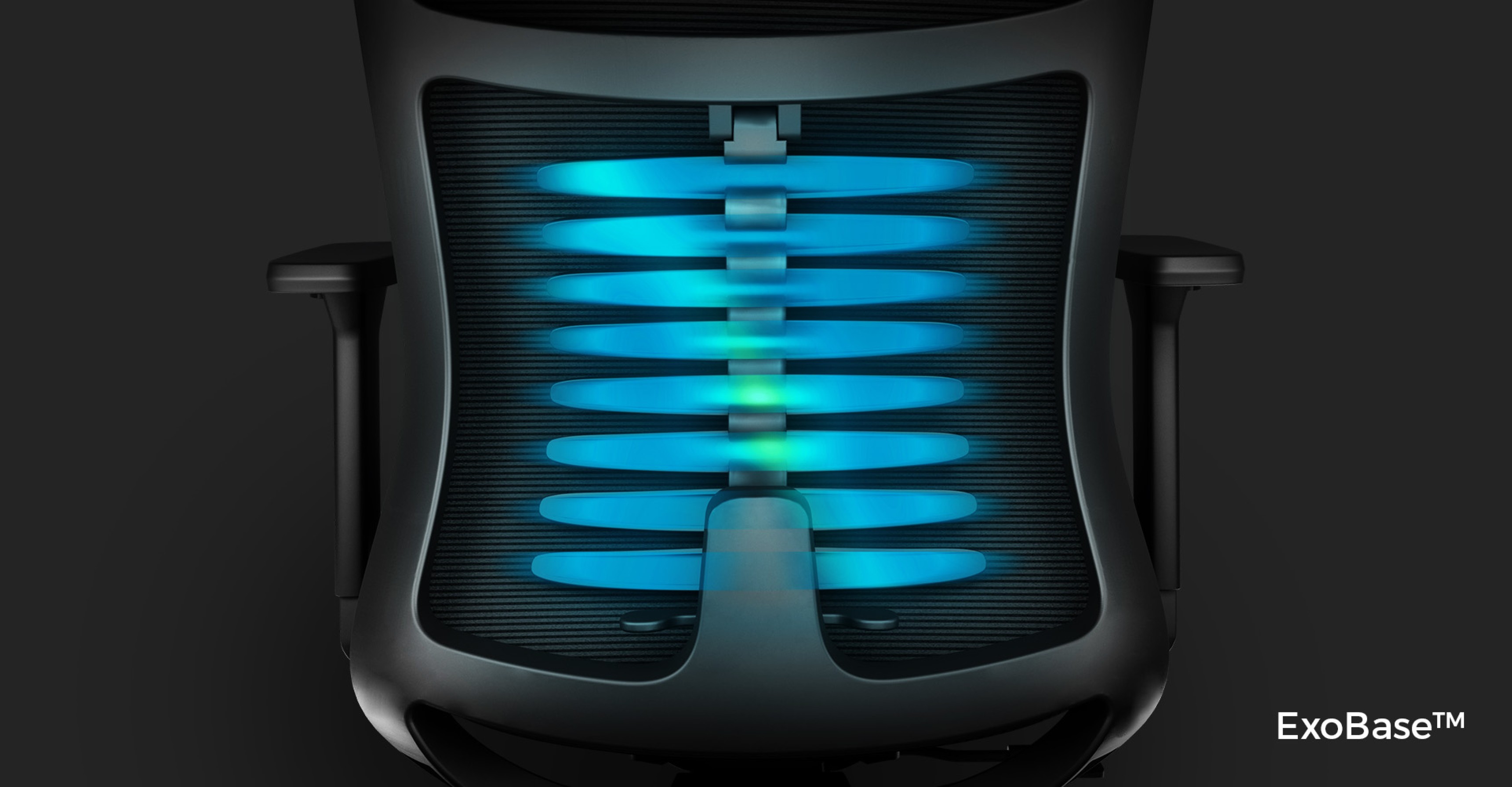Widok z góry ergonomicznego czarnego fotela Genesis Astat 700 G2 z niebieskim systemem podparcia kręgosłupa ExoBase™