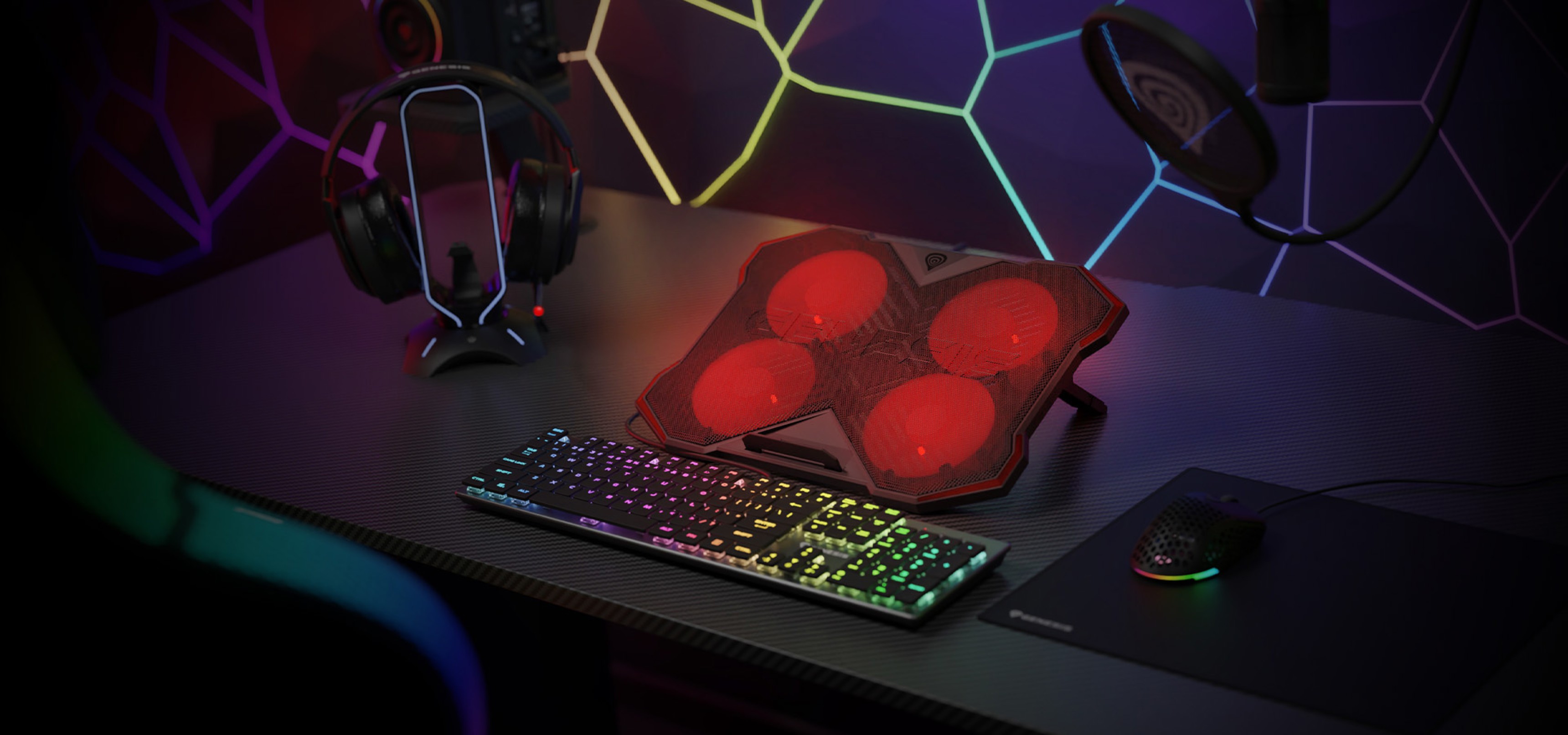 Podkładka chłodząca do laptopów z czterema czerwonymi wentylatorami, oświetleniem RGB i dwoma portami USB, prezentowana na biurku do gier.