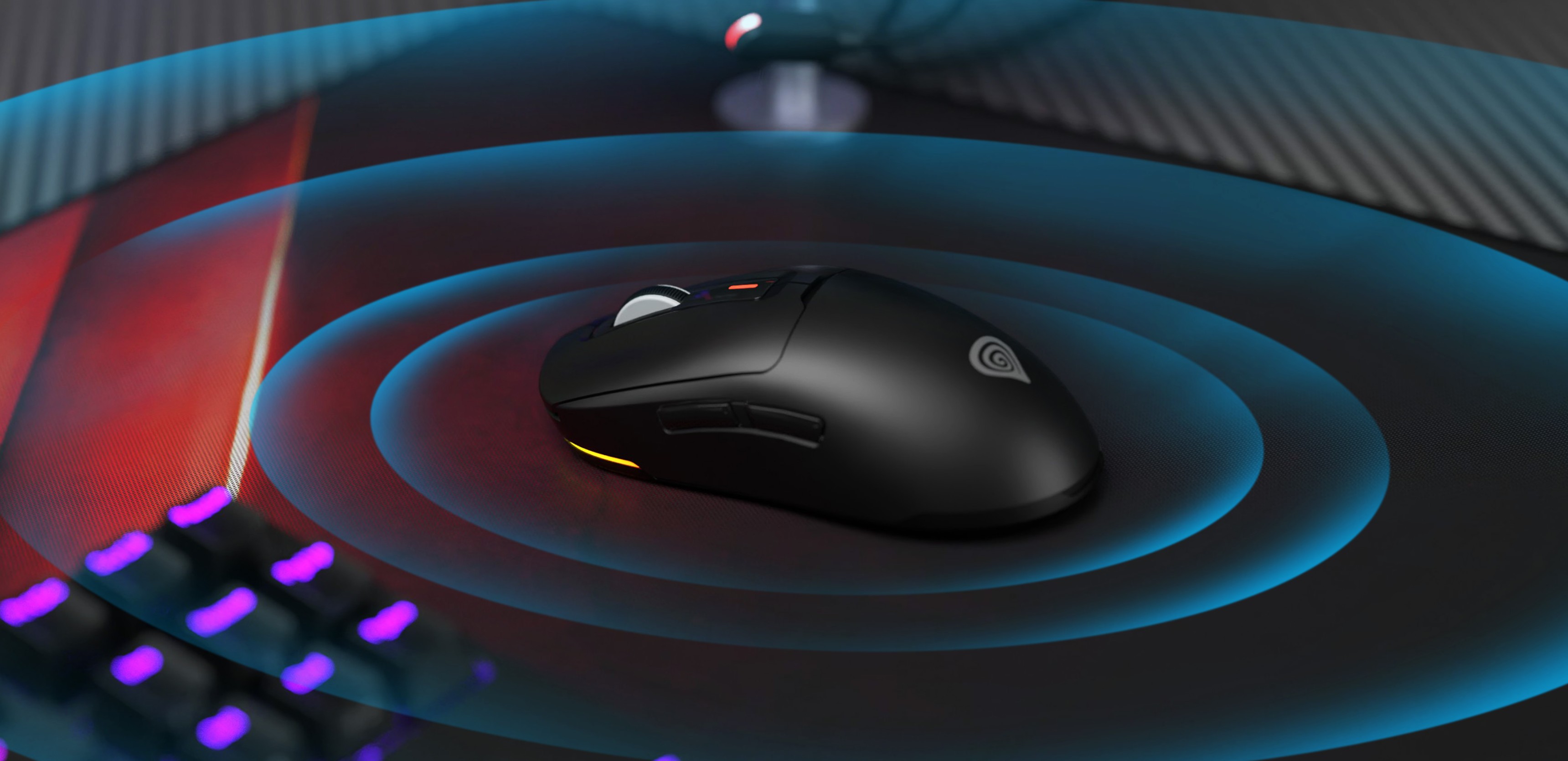 Bezprzewodowa mysz do gier Genesis Zircon 660, charakteryzująca się eleganckim czarnym wzornictwem i czujnikiem 12 000 DPI, umieszczona na podkładce pod mysz do gier