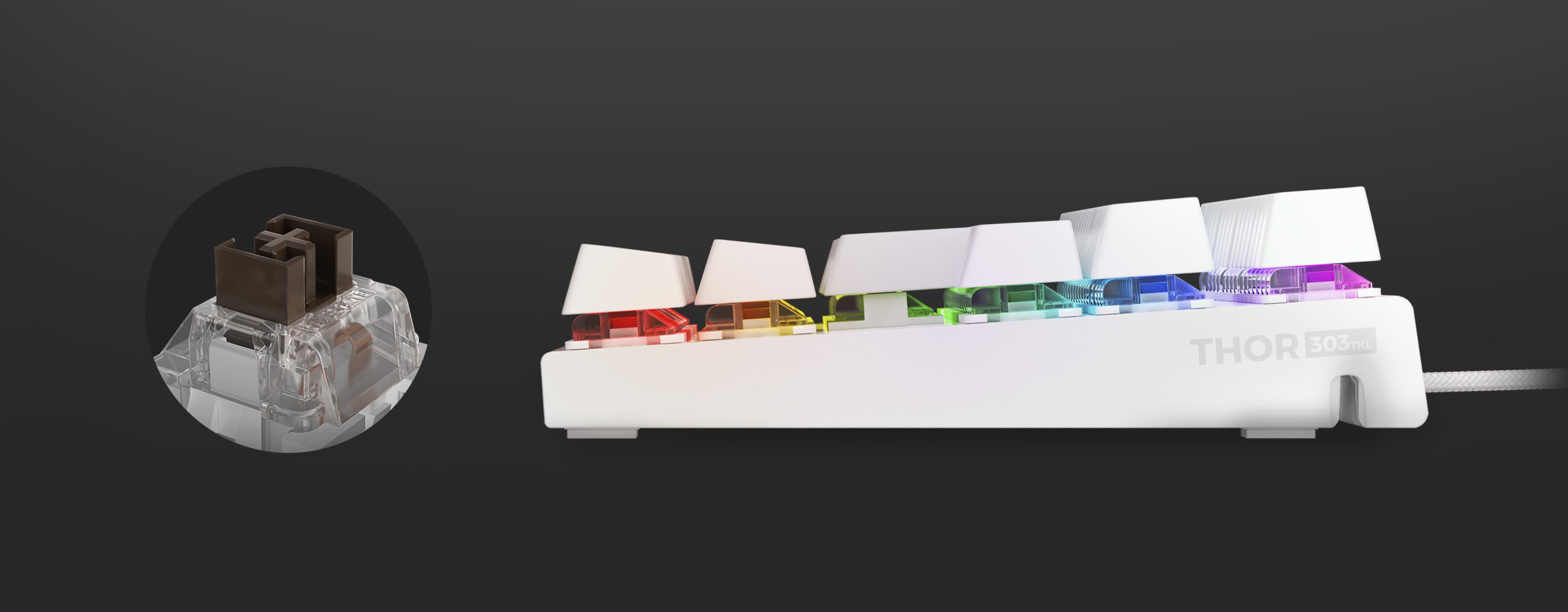 Biała klawiatura do gier TKL z podświetleniem RGB i brązowymi przełącznikami mechanicznymi, przedstawiająca zbliżenie przełącznika