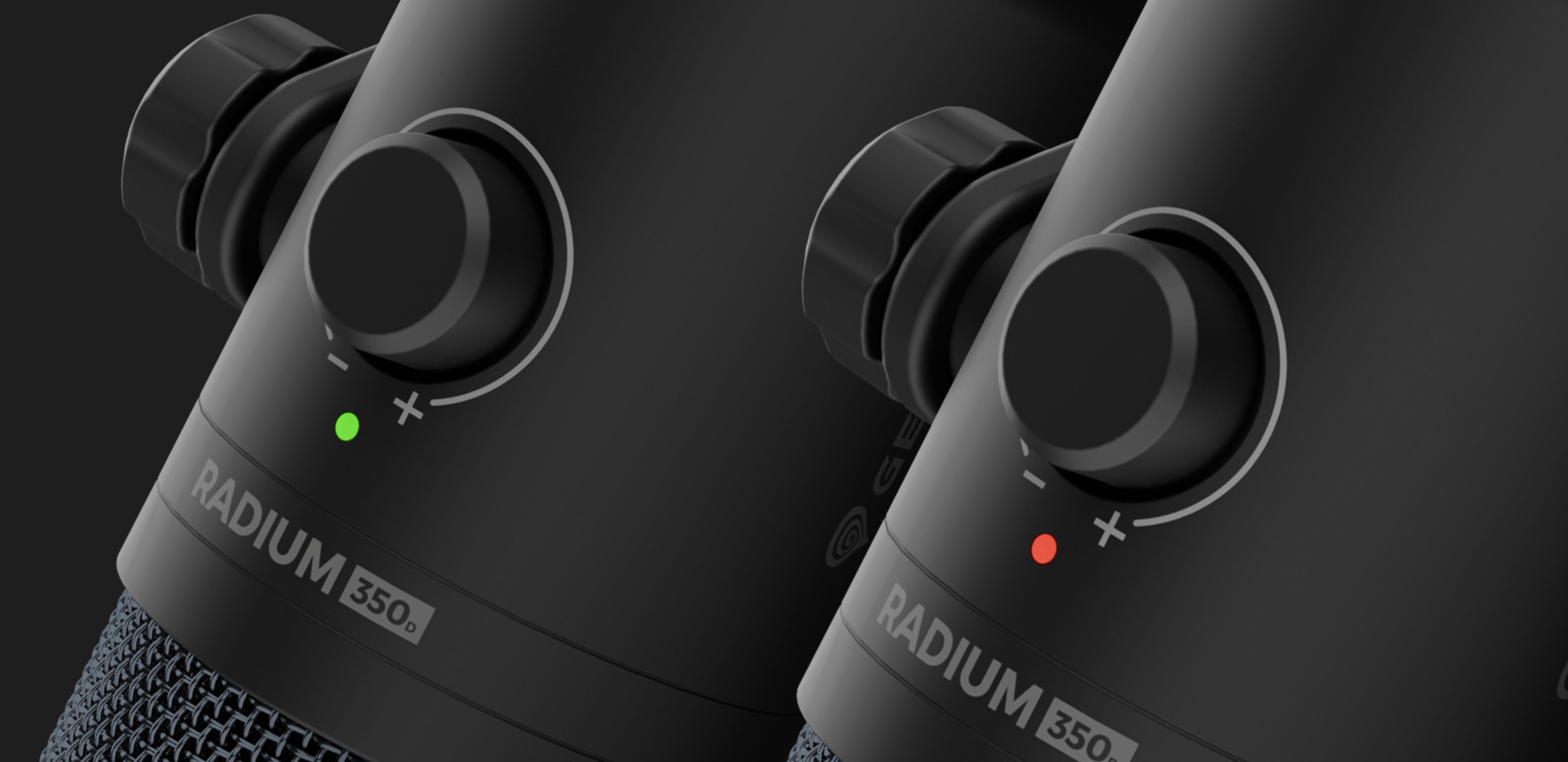 Zbliżenie dwóch mikrofonów dynamicznych USB Genesis Radium 350D z pokrętłami sterowania i lampkami kontrolnymi