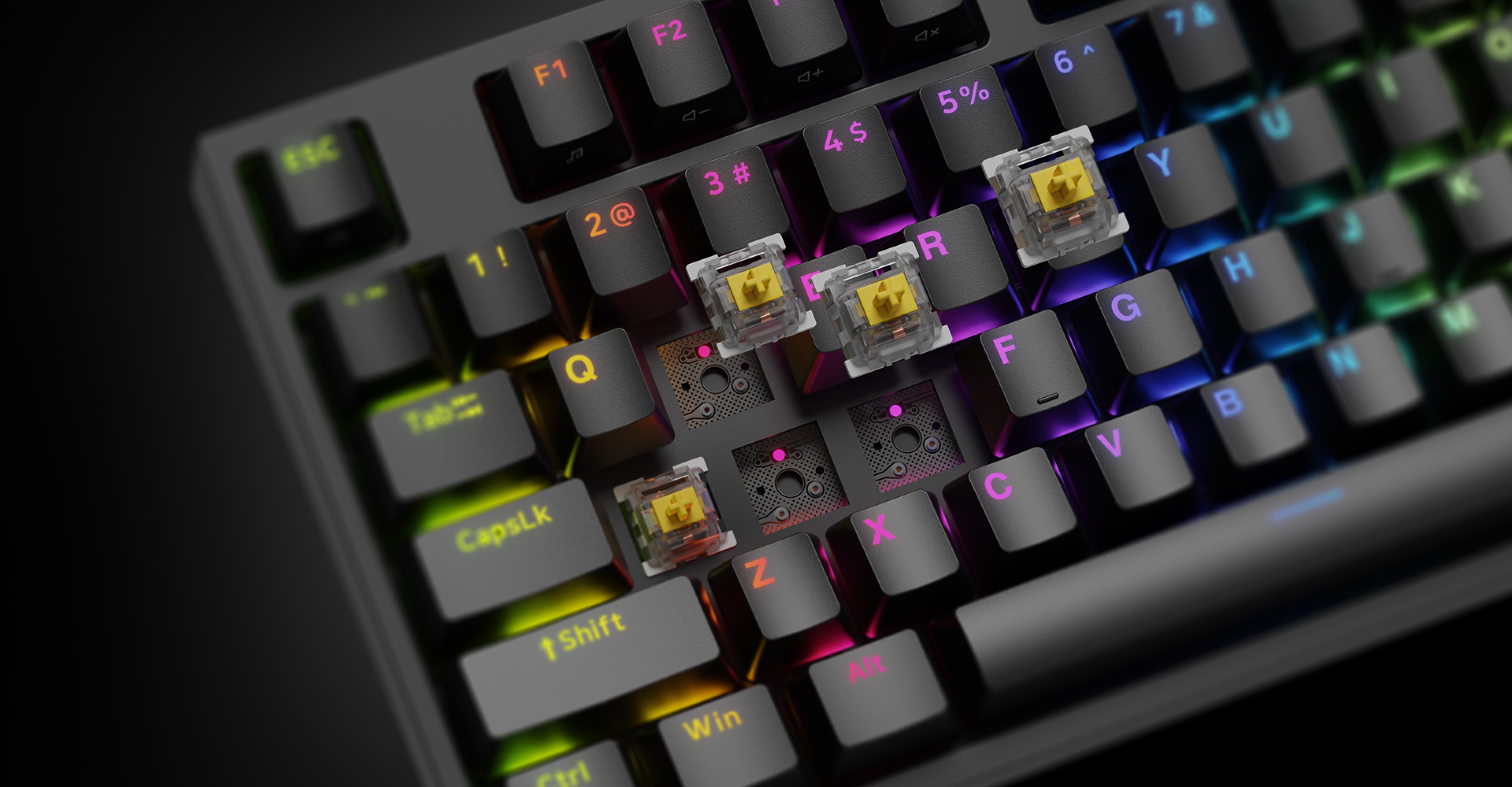 Mechaniczna klawiatura do gier z podświetleniem RGB i przełącznikami Gateron Yellow widocznymi na nasadkach klawiszy