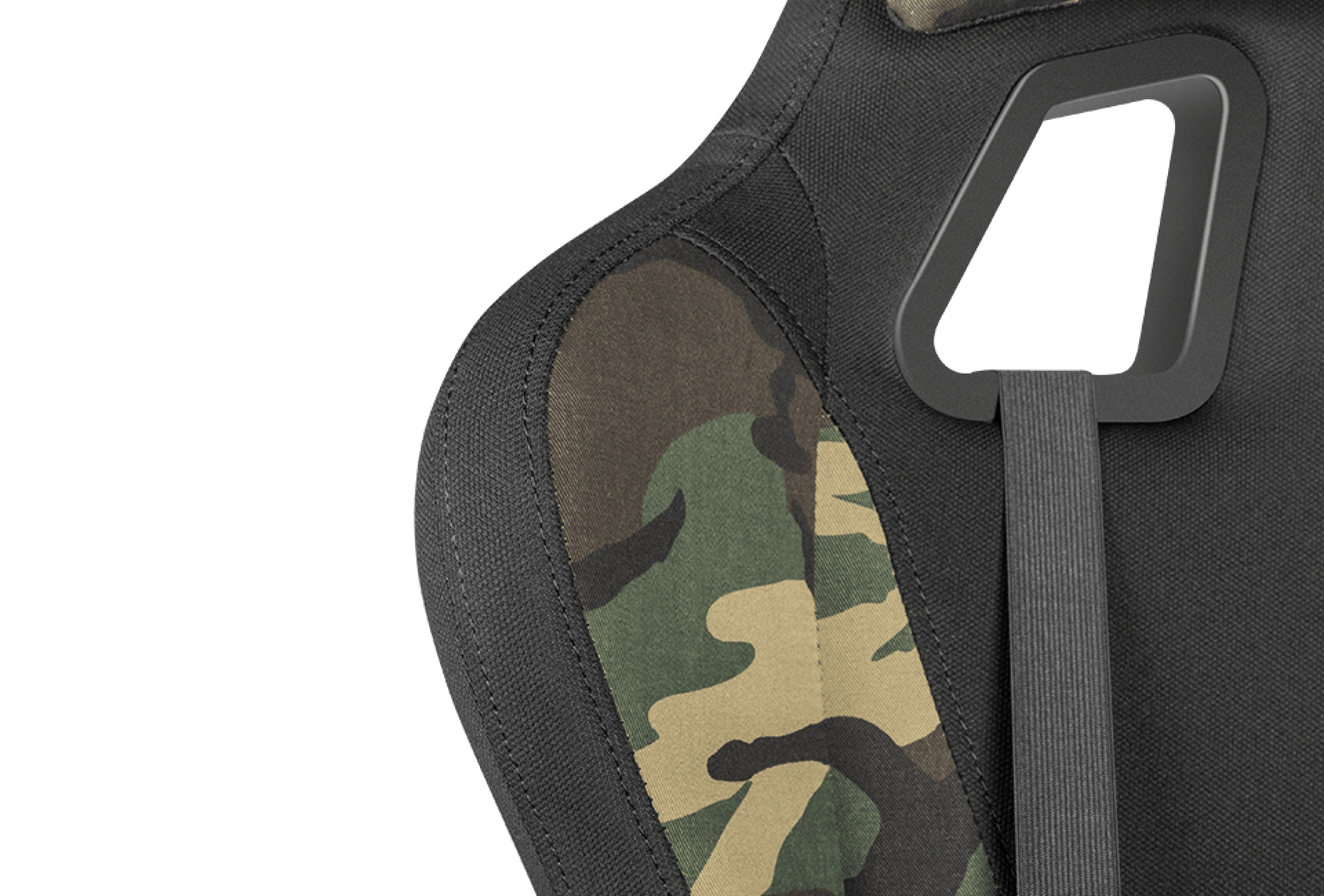 Zbliżenie na czarne krzesło z wzorem camouflage po bokach oraz paskiem do mocowania.