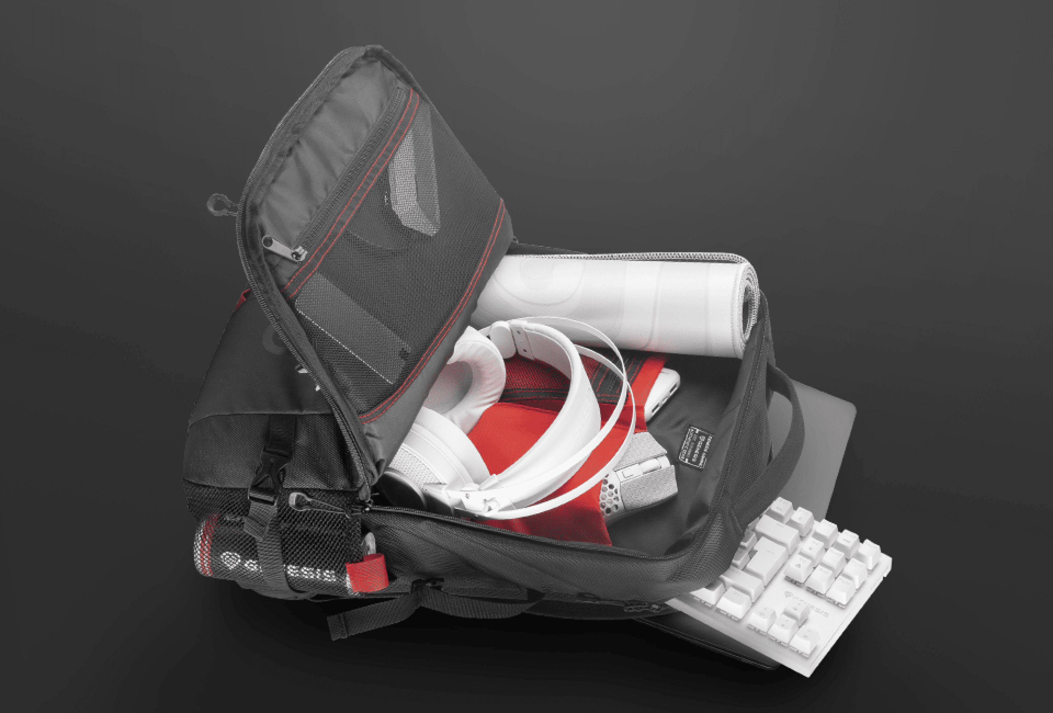 Czarny plecak na laptopa Genesis Pallad 410 z otwartymi przegrodami na słuchawki, zwinięte dokumenty i klawiaturę.