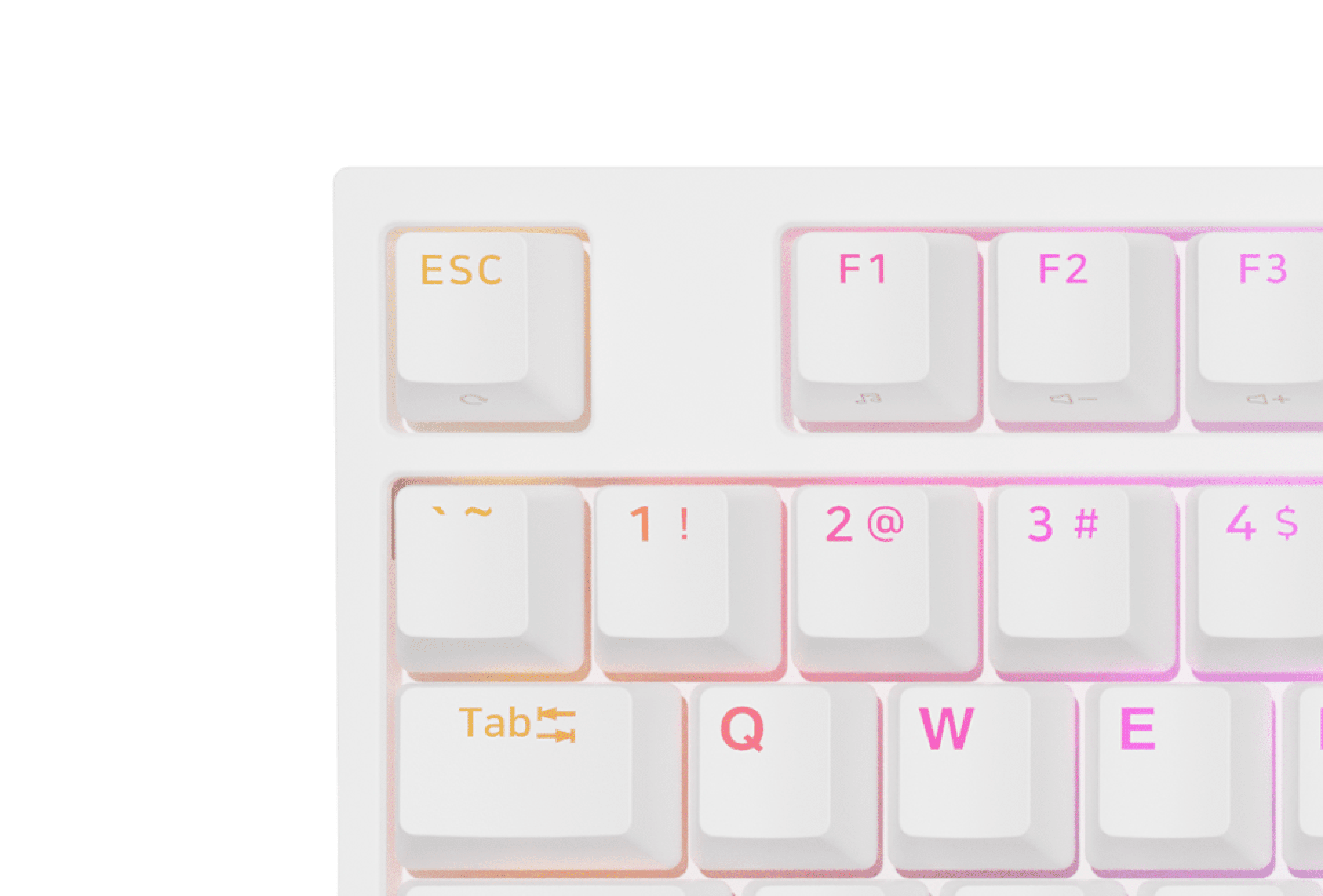 Zbliżenie na białą klawiaturę do gier z podświetleniem RGB i mechanicznymi klawiszami, z podświetlonymi klawiszami ESC i Tab