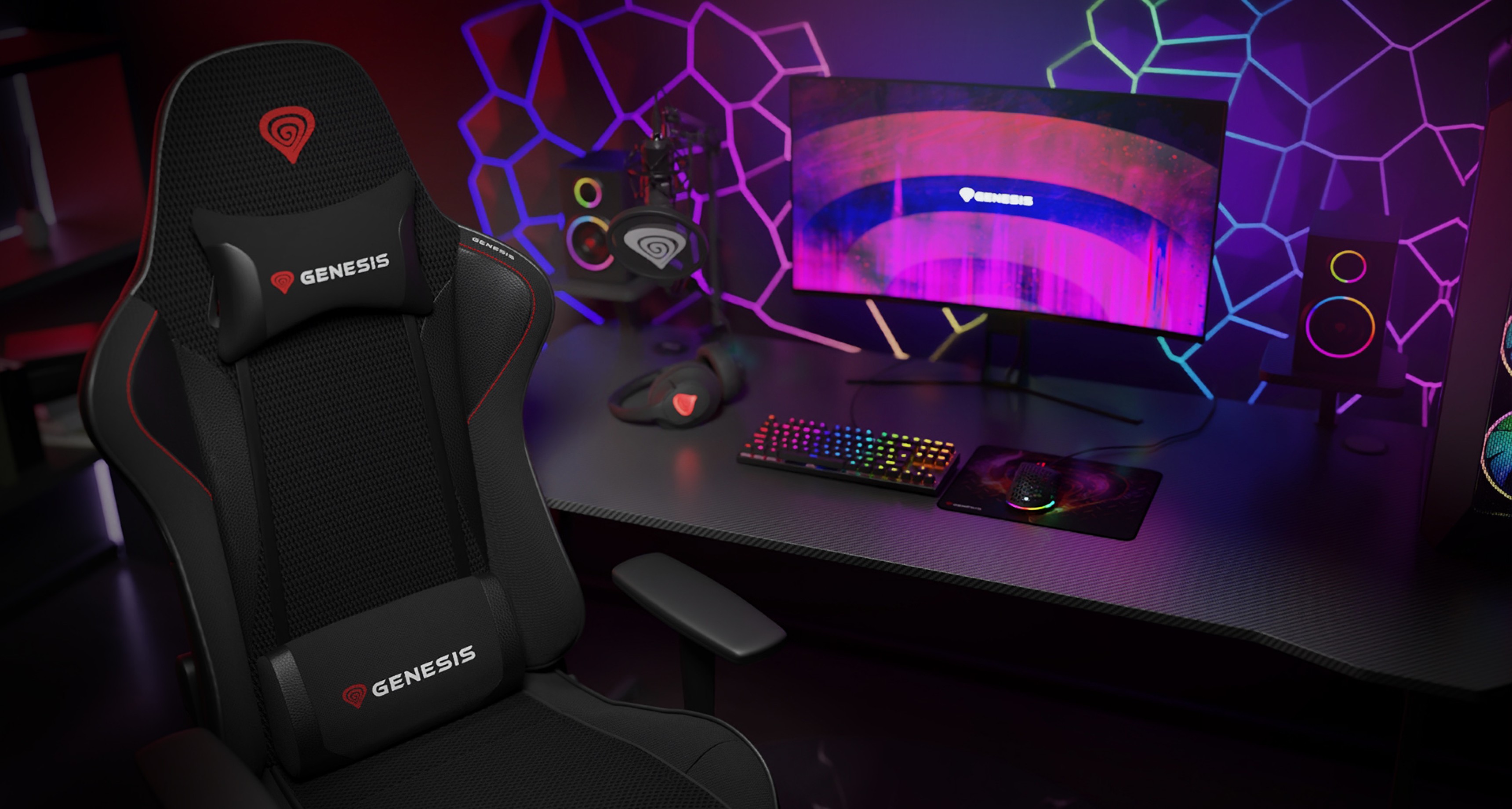 Czarny fotel gamingowy Genesis Nitro 440 G2 z tkaniną siatkową, umieszczony obok kolorowego zestawu do gier z monitorem i klawiaturą RGB