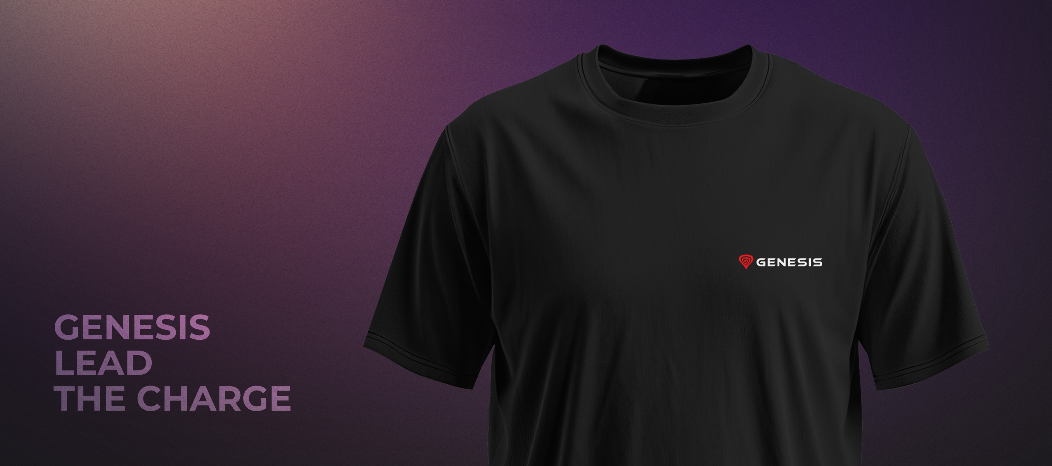 Czarny t-shirt z małym logotypem na klatce piersiowej, na tle gradientu.