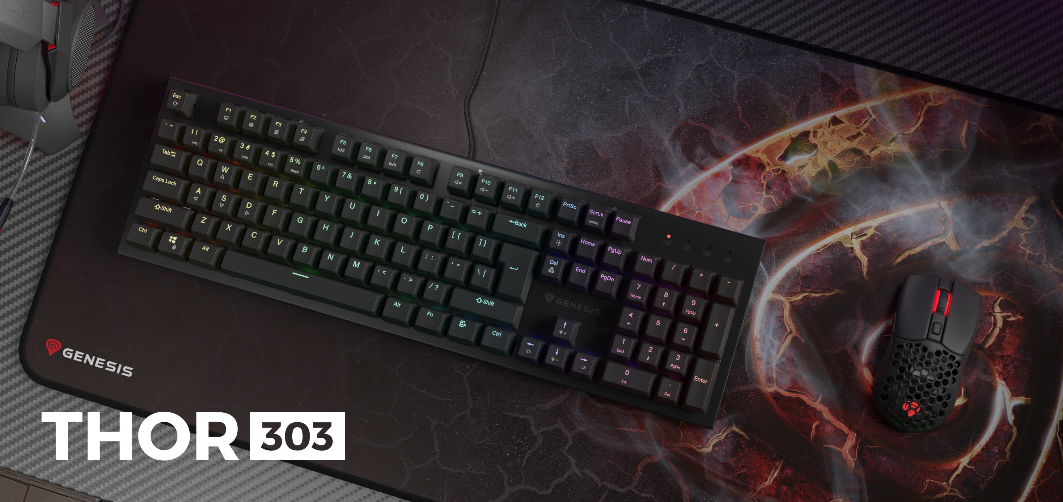 Czarna klawiatura do gier Genesis Thor 303 z podświetleniem RGB i czerwonymi przełącznikami mechanicznymi, umieszczona na stylowej podkładce pod mysz