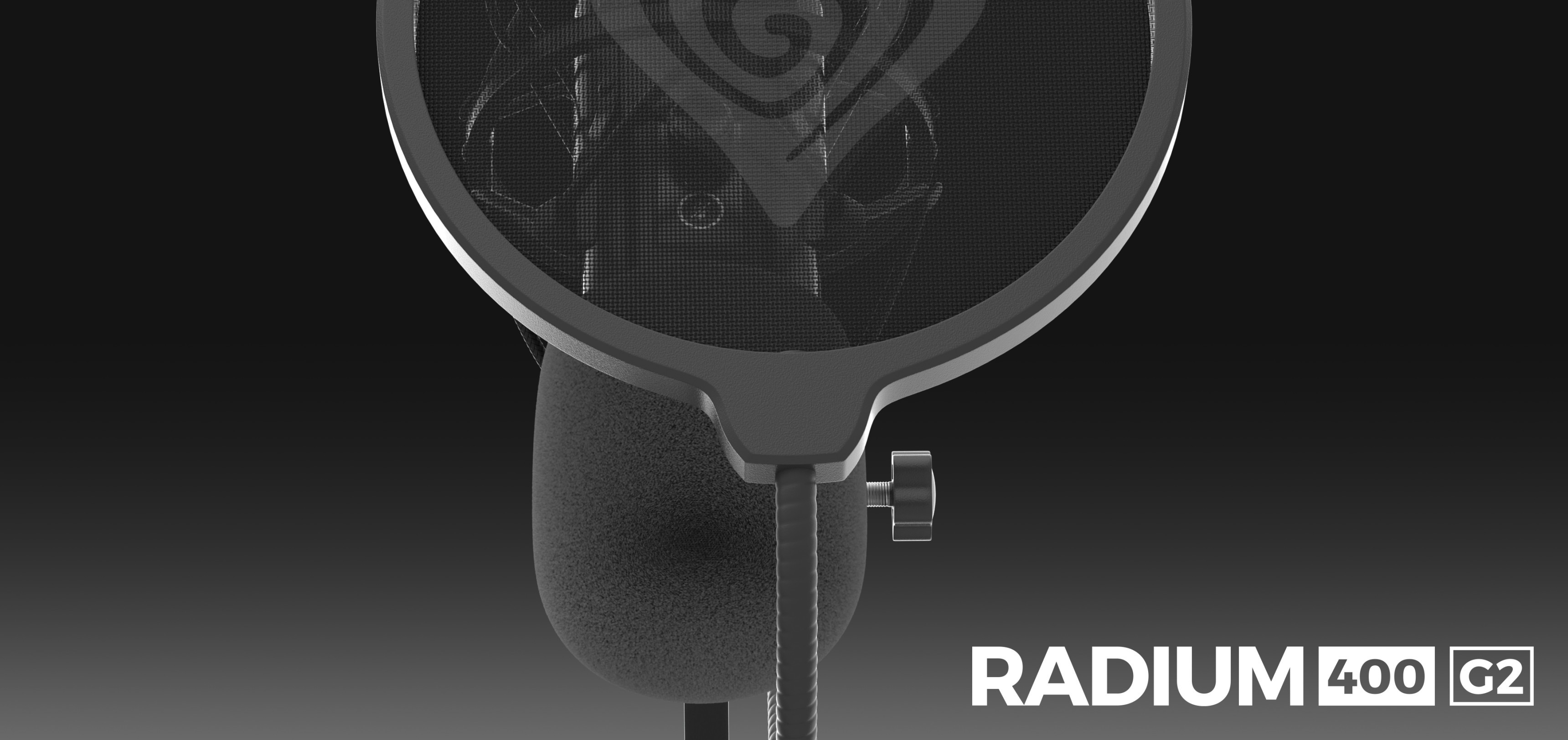 Zbliżenie studyjnego mikrofonu USB Genesis Radium 400 G2 z dołączonym pop-filtrem. Czarne i szare gradientowe tło