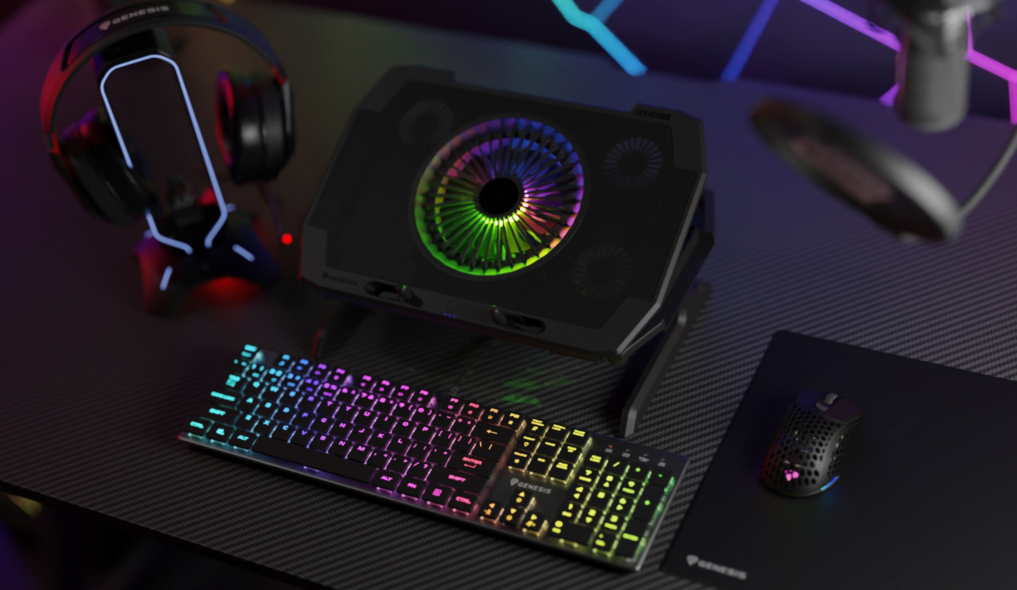 Podkładka chłodząca do laptopów z pięcioma wentylatorami, oświetleniem RGB i przeznaczona do laptopów o rozmiarach od 15,6" do 17,3". Wyposażona w klawiaturę i mysz