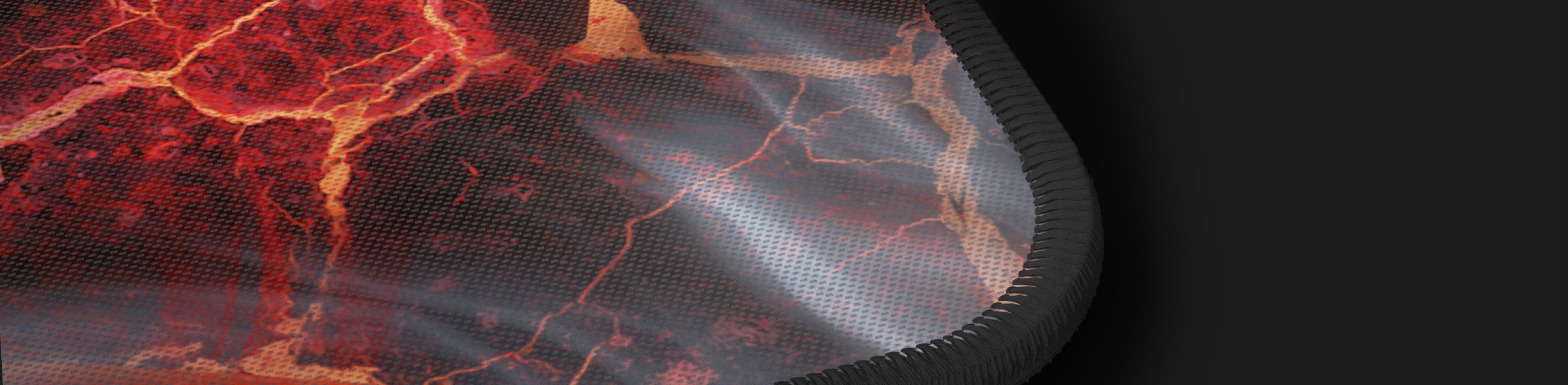 Podkładka pod mysz do gier o wzornictwie inspirowanym lawą, z teksturowaną powierzchnią i czarnymi krawędziami, o wymiarach 900 x 450 mm.