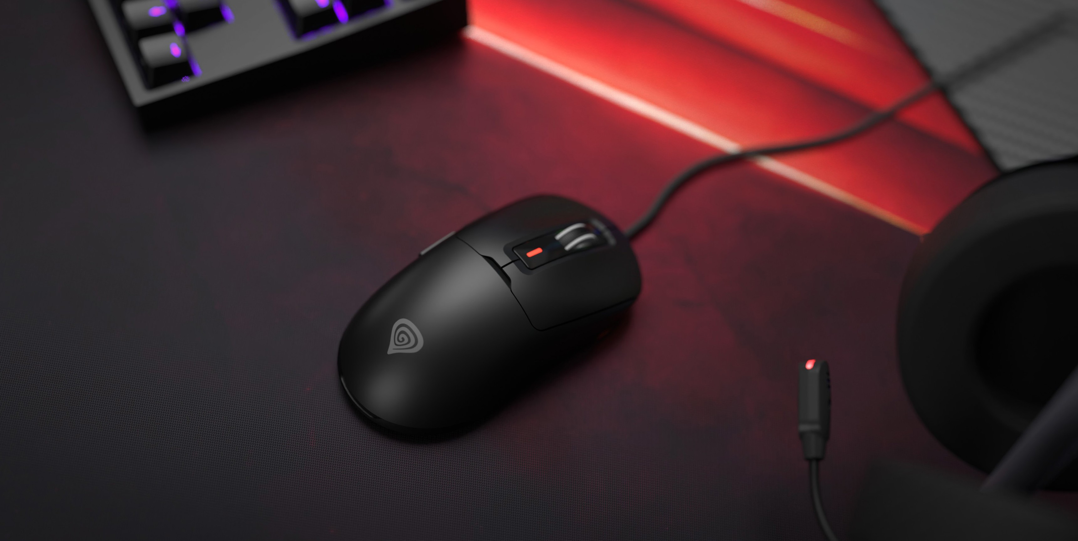 Czarna mysz do gier Genesis Krypton 660 z oświetleniem RGB, 12000 DPI i programowalną konstrukcją, na ciemnej powierzchni do gier