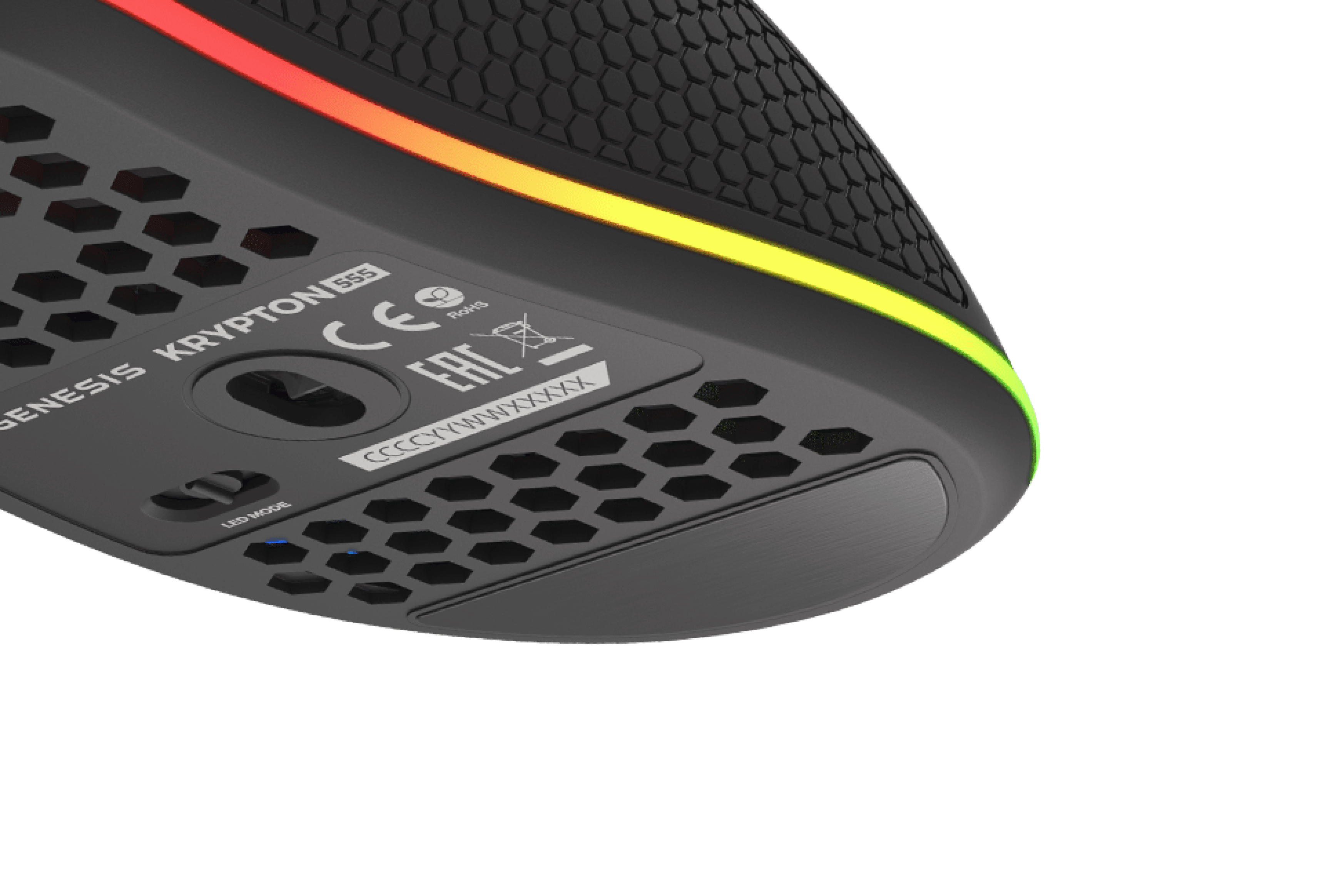 Zbliżenie na spód myszy do gier Genesis Krypton 555 z podświetleniem RGB i programowalnymi przyciskami