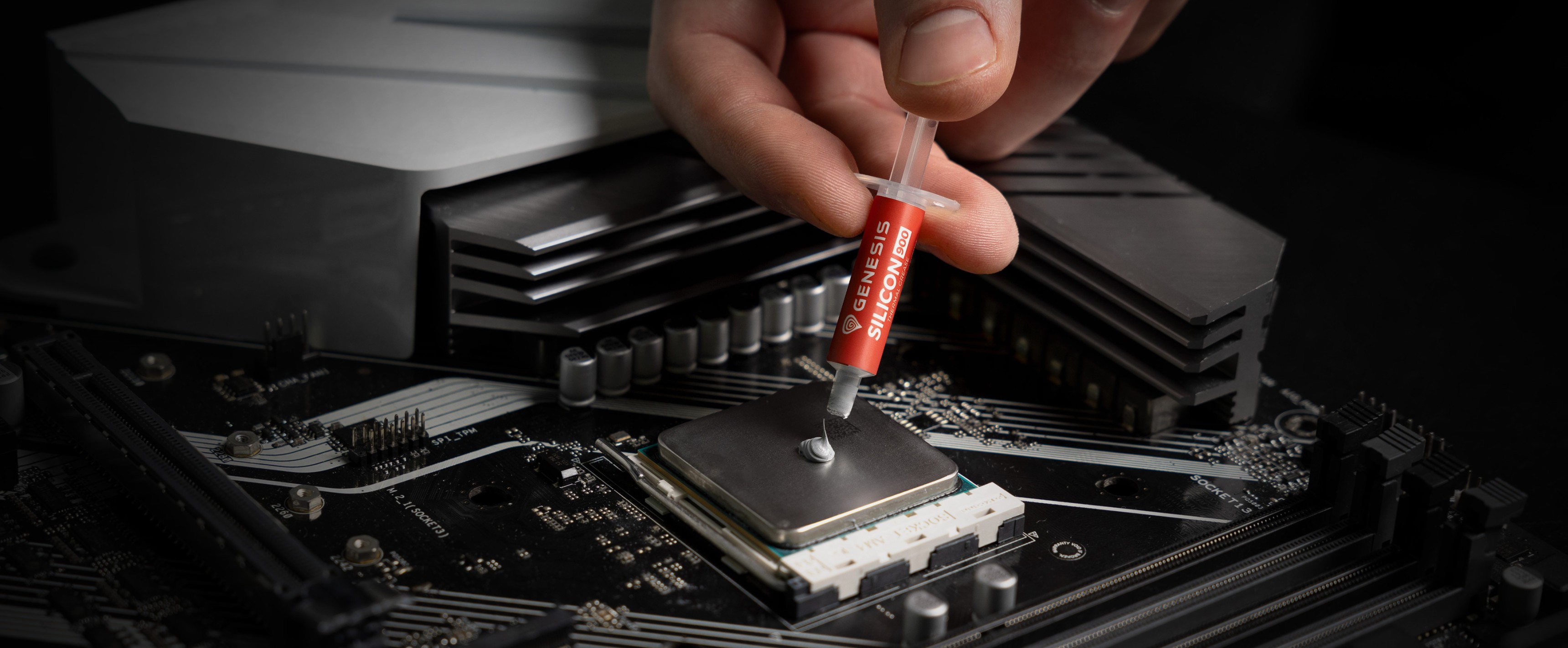 Ręczne nakładanie pasty termoprzewodzącej ze strzykawki na procesor w konfiguracji płyty głównej komputera