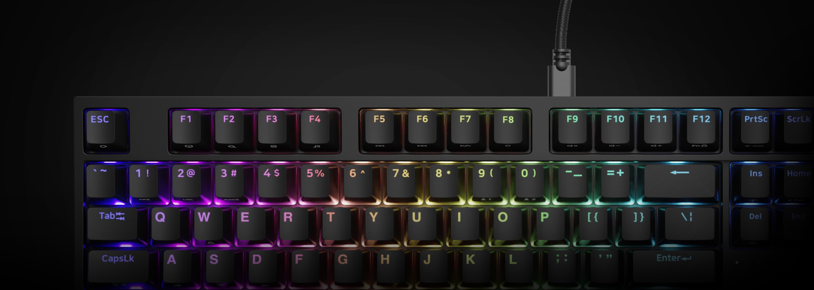 Czarna mechaniczna klawiatura do gier z podświetleniem RGB i przełącznikami Outemu Peach Silent, pokazującymi kolorowe podświetlane klawisze