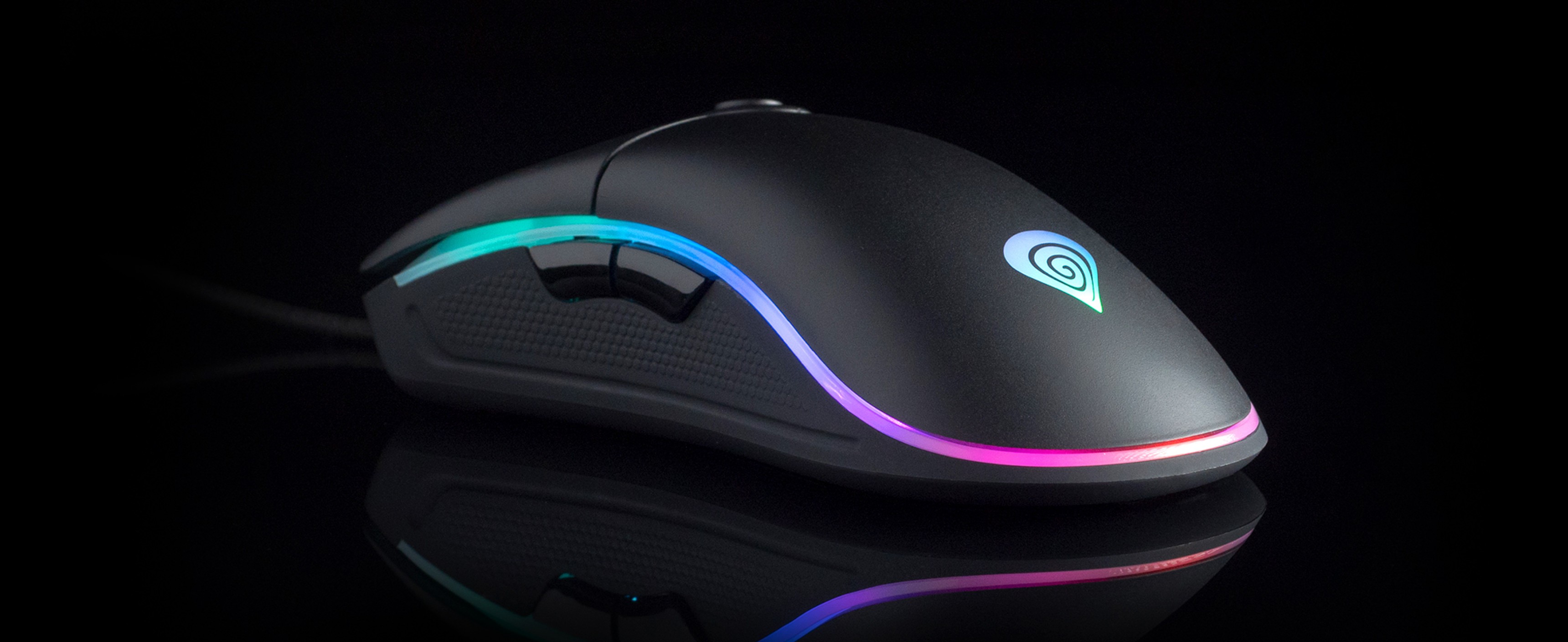 Czarna mysz do gier z podświetleniem RGB, o ergonomicznej konstrukcji i ustawieniu DPI do 8000