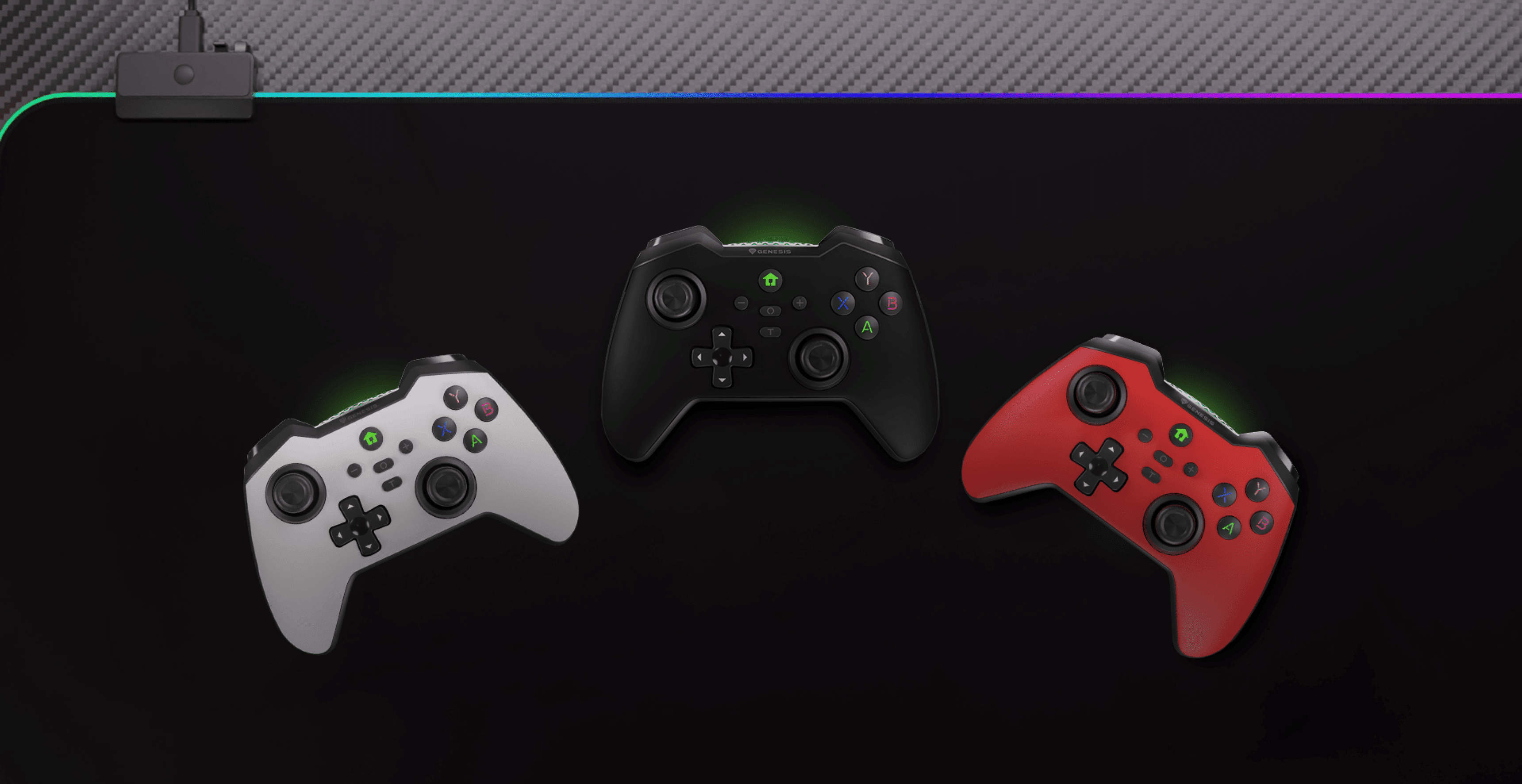Trzy bezprzewodowe gamepady wyświetlane na ciemnej powierzchni: jeden czarny, jeden biały i jeden czerwony, każdy z kolorowymi wskaźnikami LED