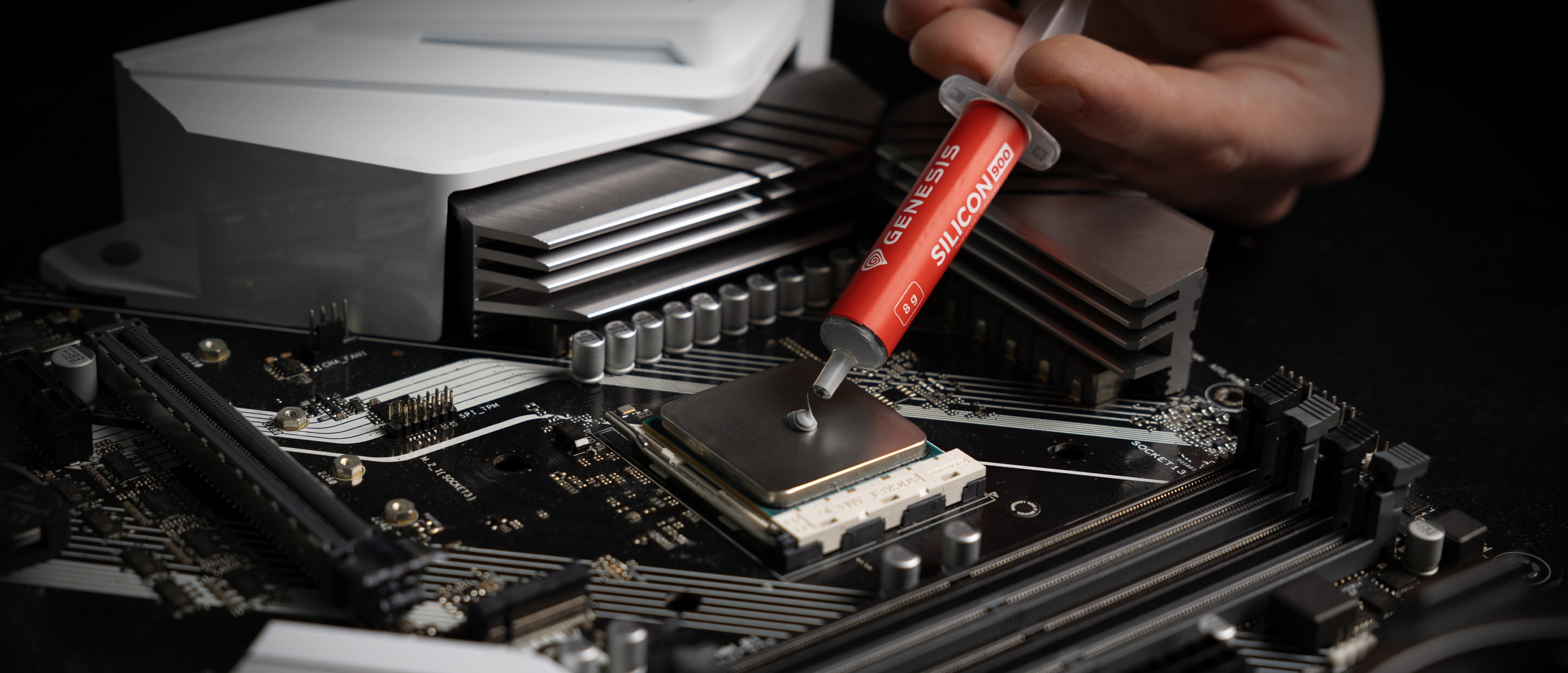 Strzykawka z pastą termoprzewodzącą Genesis Silicon nakładana na procesor na płycie głównej