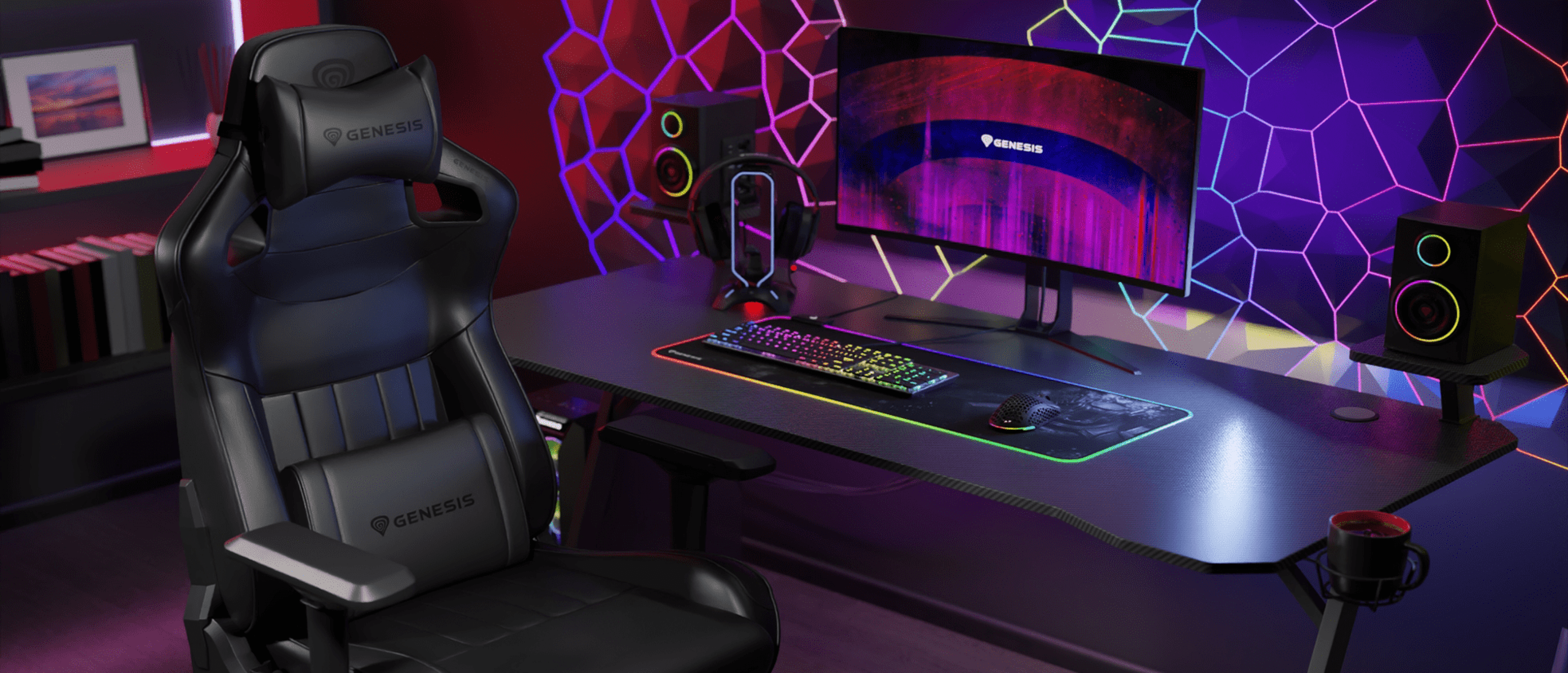 Czarny fotel gamingowy umieszczony w zaawansowanej technologicznie konfiguracji z kolorową klawiaturą RGB, monitorem i głośnikami na żywym tle.