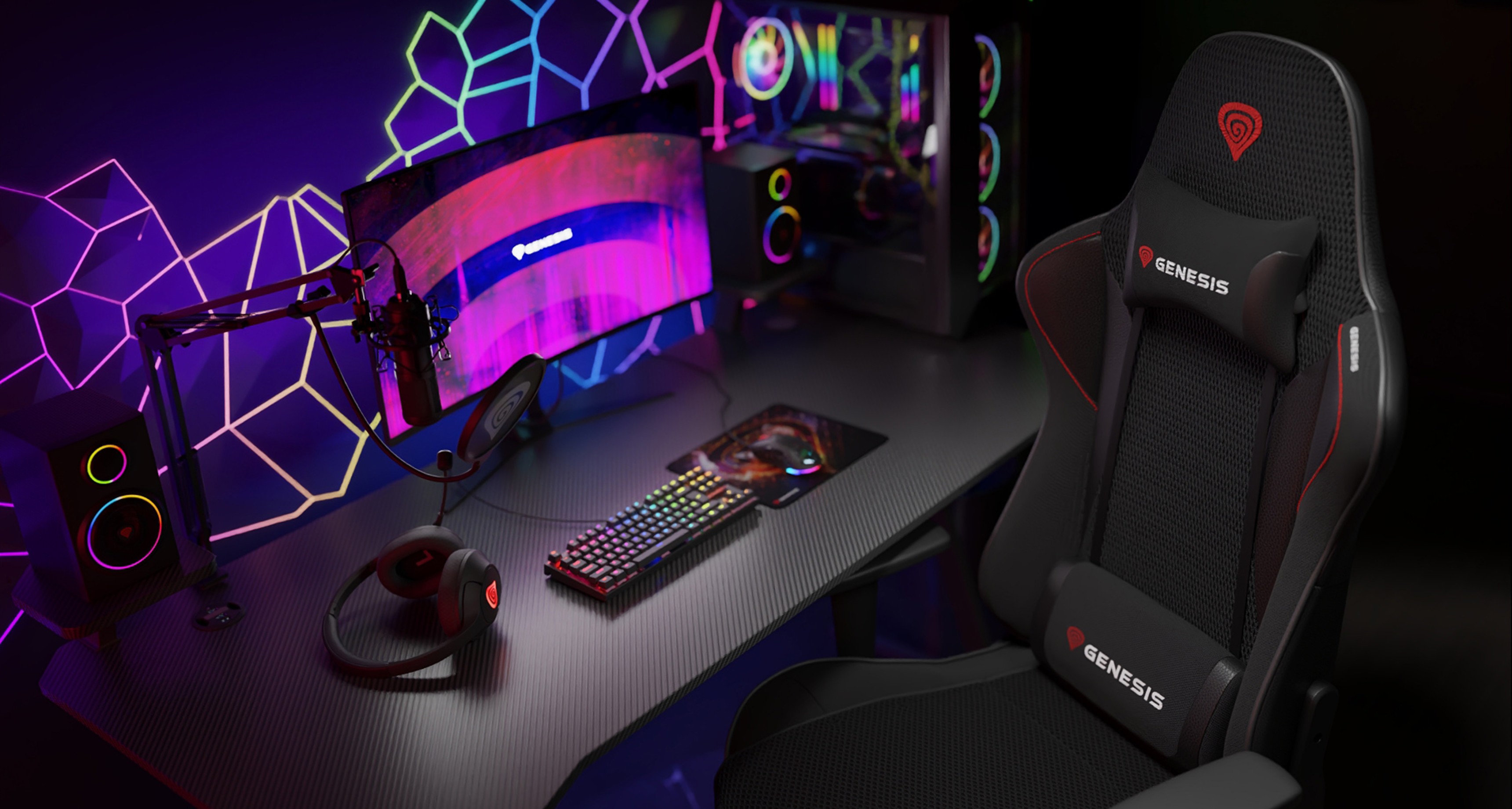 Czarny fotel gamingowy Genesis Nitro 440 G2 z siatką umieszczony obok eleganckiego zestawu gamingowego z żywym monitorem i urządzeniami peryferyjnymi RGB.