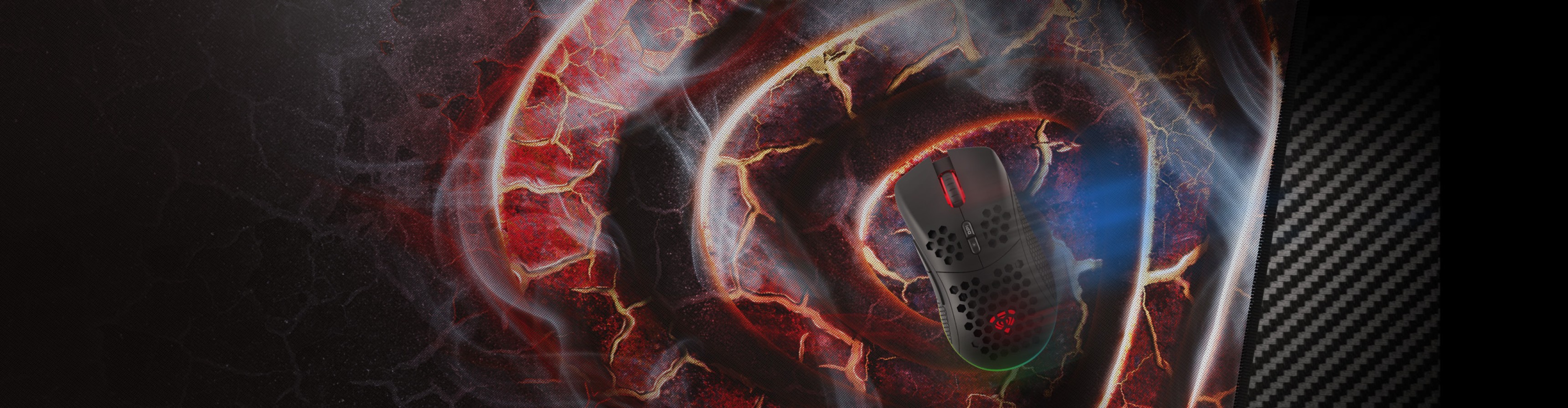 Duża podkładka pod mysz do gier z dynamicznym wzorem lawy z czarną teksturą węglową, o wymiarach 900 x 450 mm