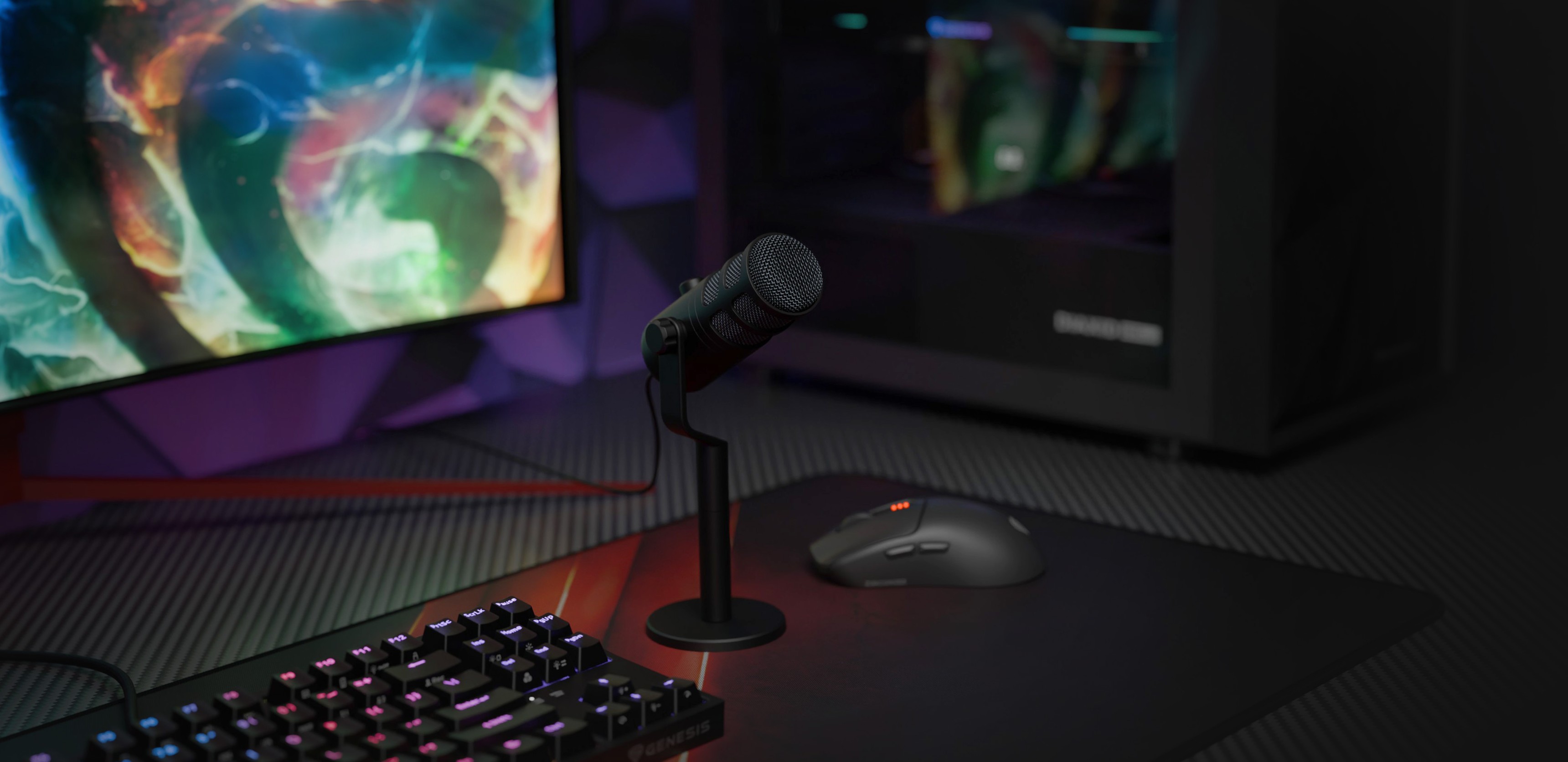 Dynamiczny mikrofon USB na stojaku z klawiaturą i myszą, ustawiony na kolorowym tle monitora do gier
