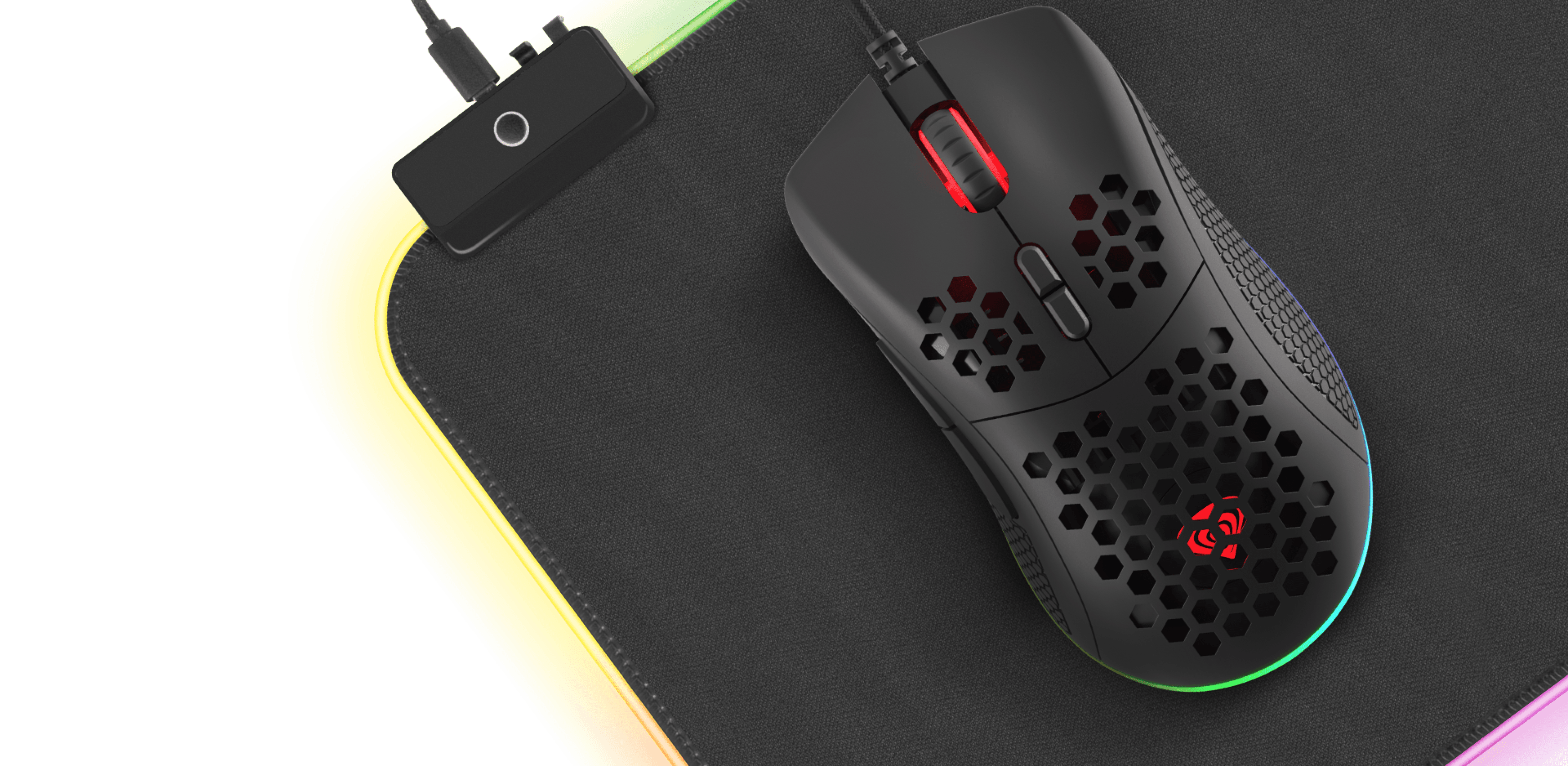 Czarna mysz gamingowa Genesis Krypton 550 z podświetleniem RGB, 8000 DPI i programowalnymi funkcjami, umieszczona na gamingowej podkładce pod mysz