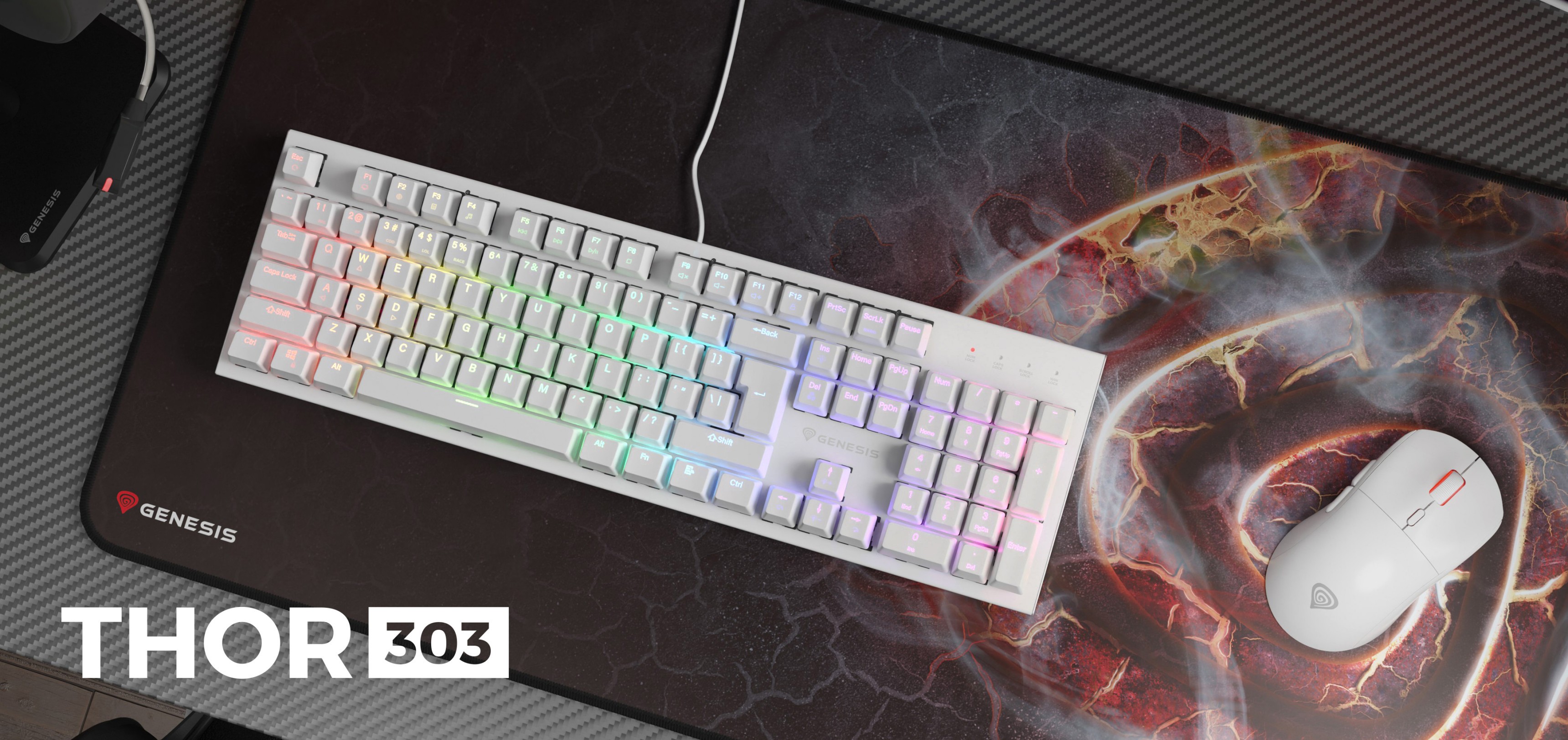 Biała mechaniczna klawiatura do gier z podświetleniem RGB i cichymi przełącznikami, umieszczona na wyszukanej podkładce pod mysz do gier wraz z białą myszą do gier