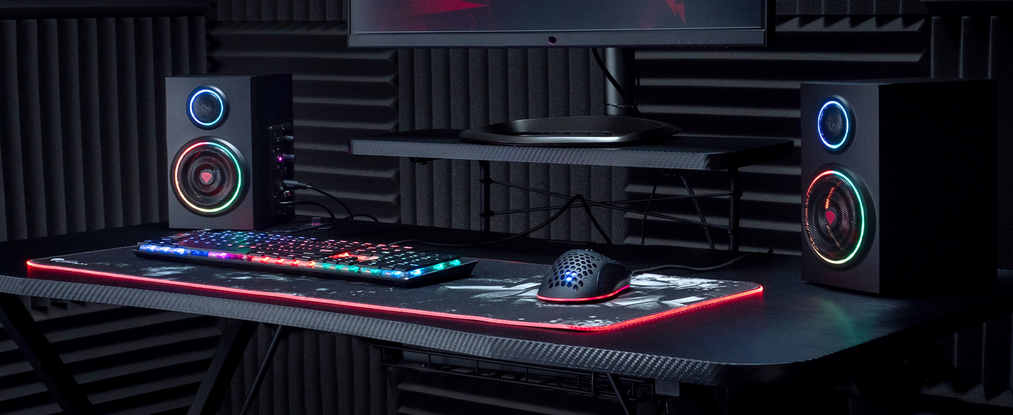 Głośniki Bluetooth z oświetleniem RGB na biurku do gier, w towarzystwie kolorowej klawiatury i myszy do gier