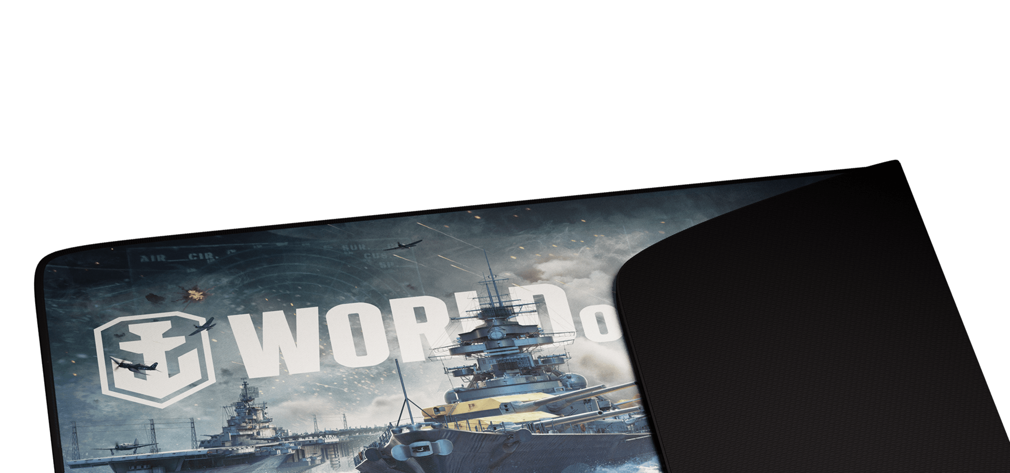 Duża podkładka pod mysz dla graczy z motywem bitwy morskiej z napisem "WORLD" i gładką czarną krawędzią, o wymiarach 900 x 450 mm.