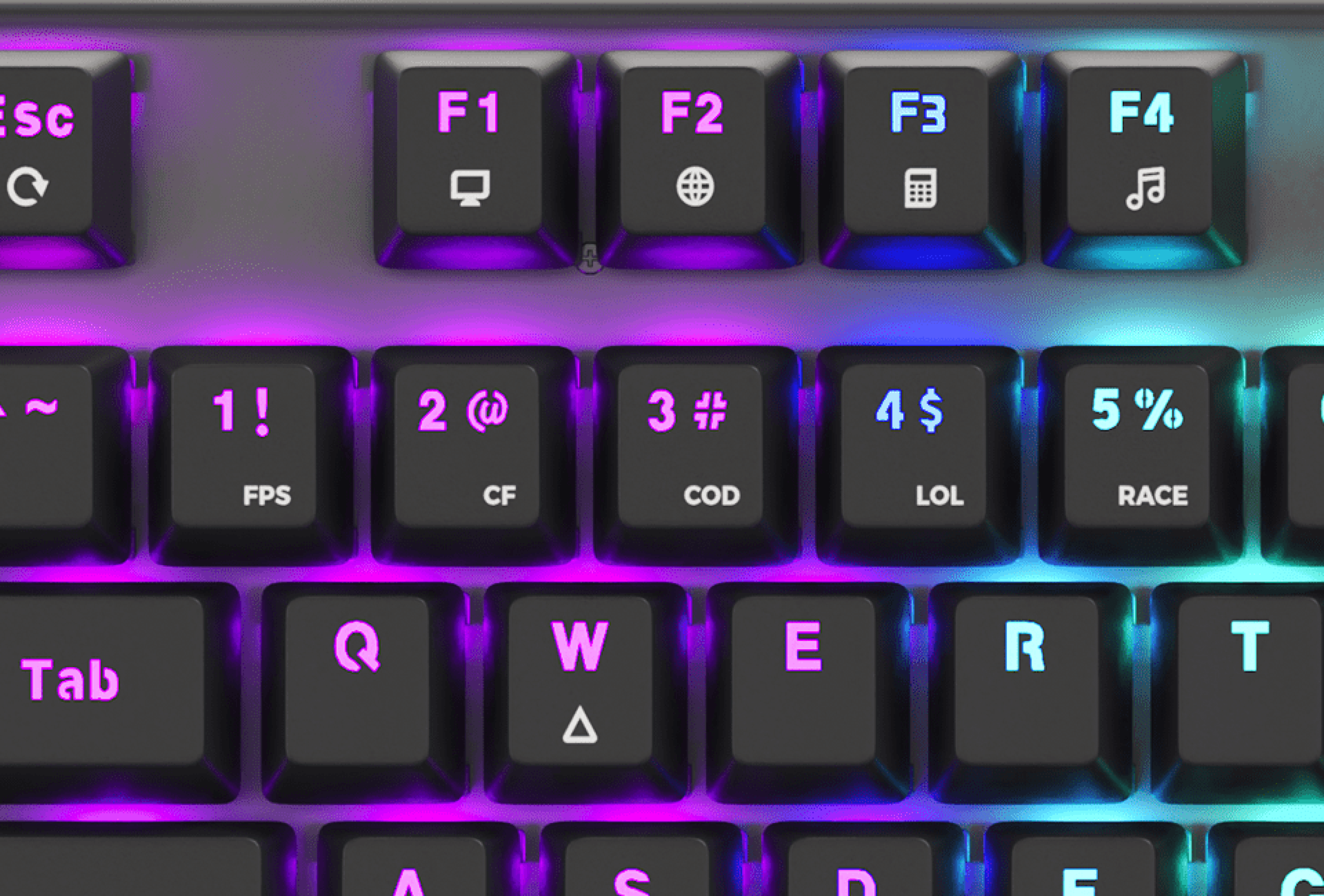 Zbliżenie klawiatury do gier z podświetleniem RGB podświetlającym klawisze funkcyjne i różnymi symbolami na nasadkach klawiszy