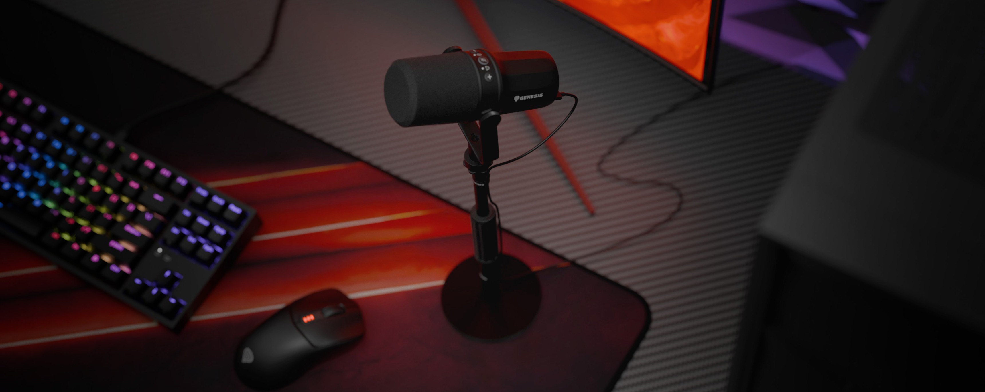 Mikrofon USB i XLR na statywie z klawiaturą i myszą komputerową w tle