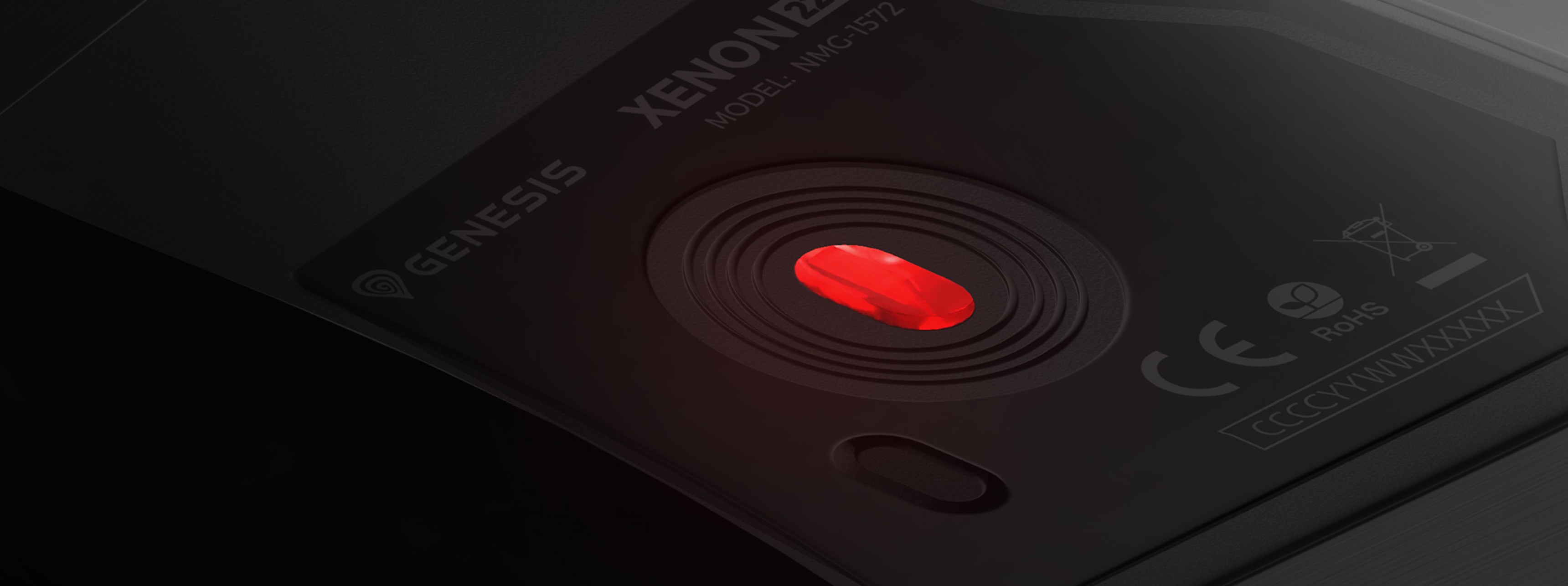 Zbliżenie na mysz gamingową Genesis Xenon 220 G2 z czerwonym podświetleniem sensora i gładką powierzchnią dla lepszej wydajności