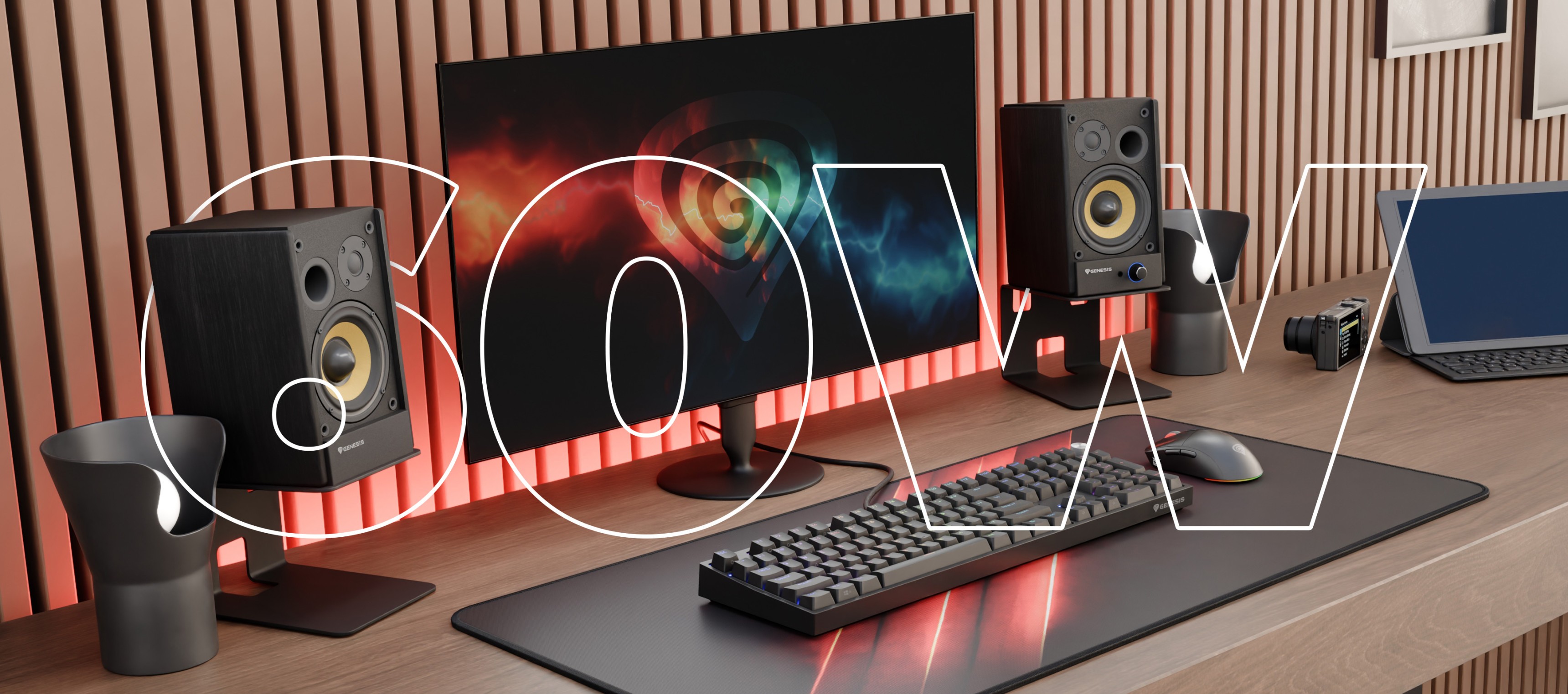 Nowoczesne miejsce pracy z monitorem, głośnikami, klawiaturą i aparatem na drewnianym biurku.